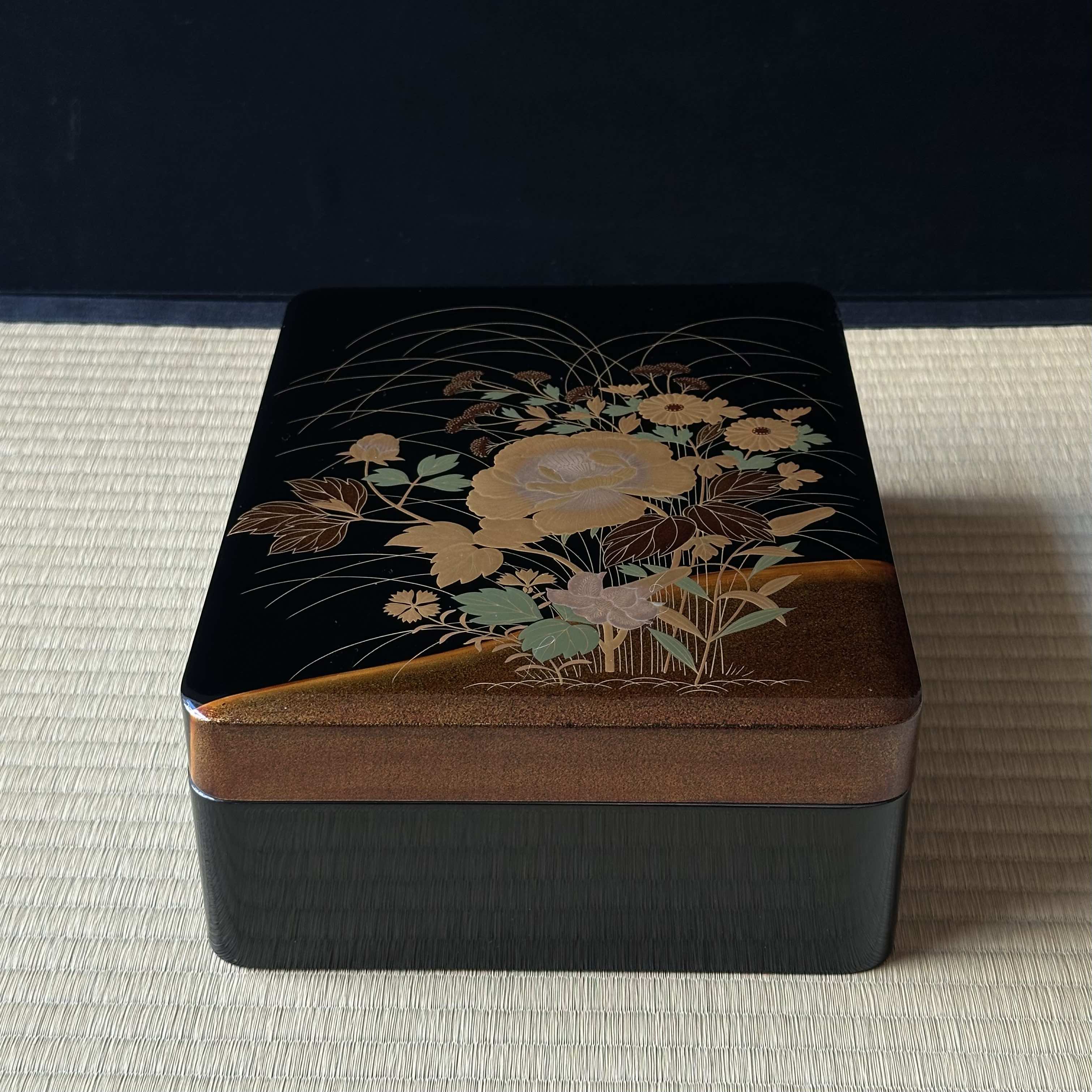 Bunkobako (Japanese box) in urushi lacquer and gold, decorated with a floral bouquet