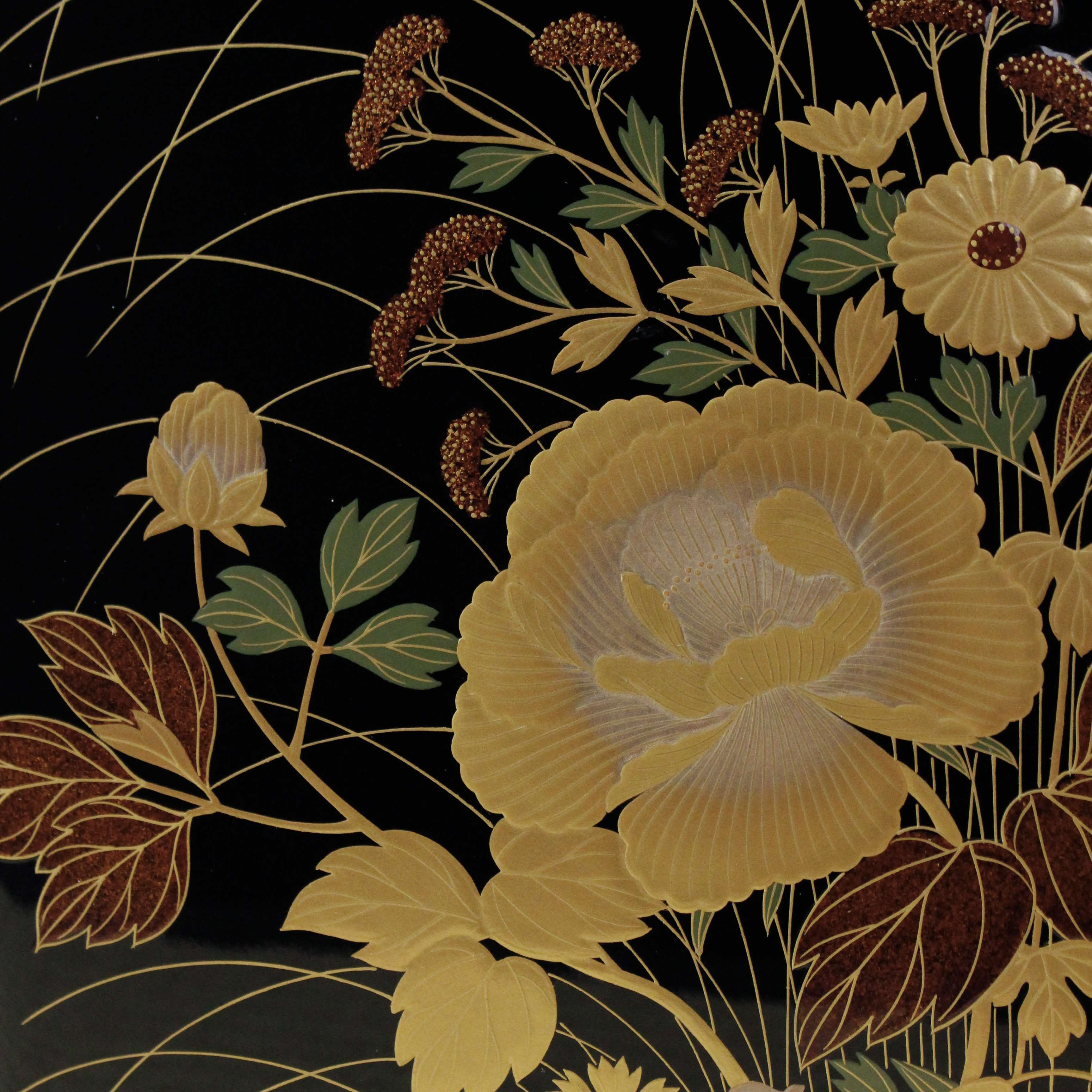 Bunkobako (Japanese box) in urushi lacquer and gold, decorated with a floral bouquet