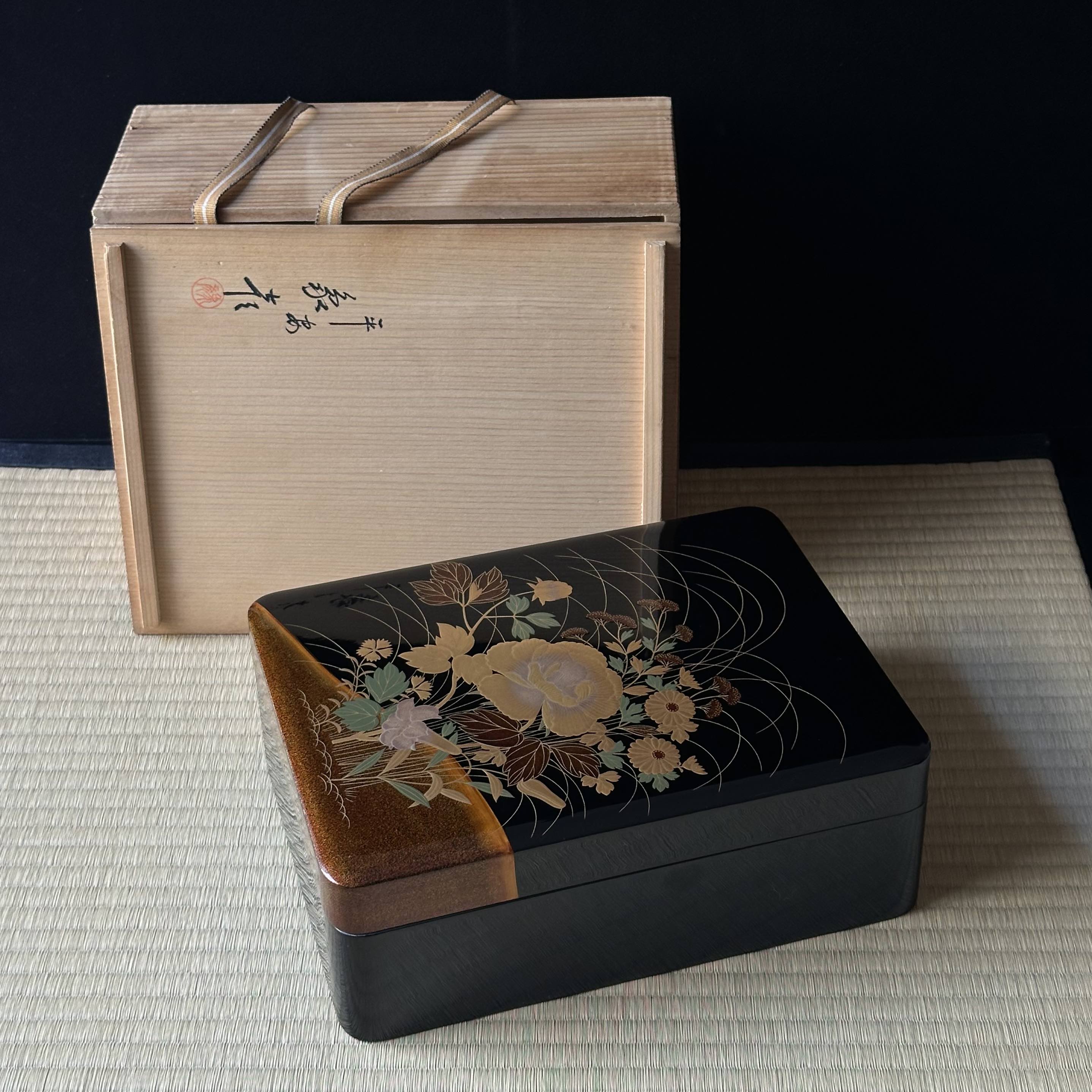 Bunkobako (Japanese box) in urushi lacquer and gold, decorated with a floral bouquet