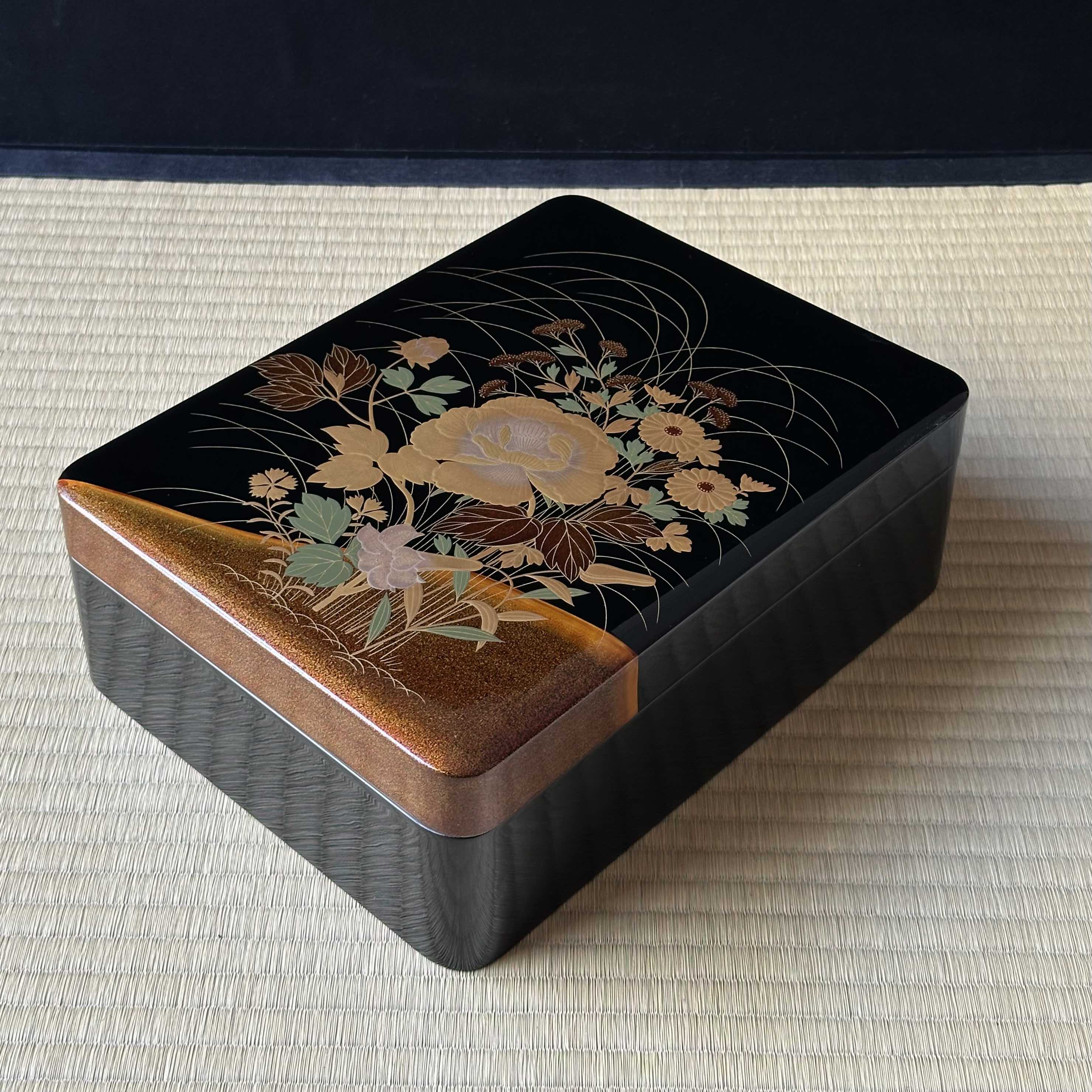 Bunkobako (Japanese box) in urushi lacquer and gold, decorated with a floral bouquet