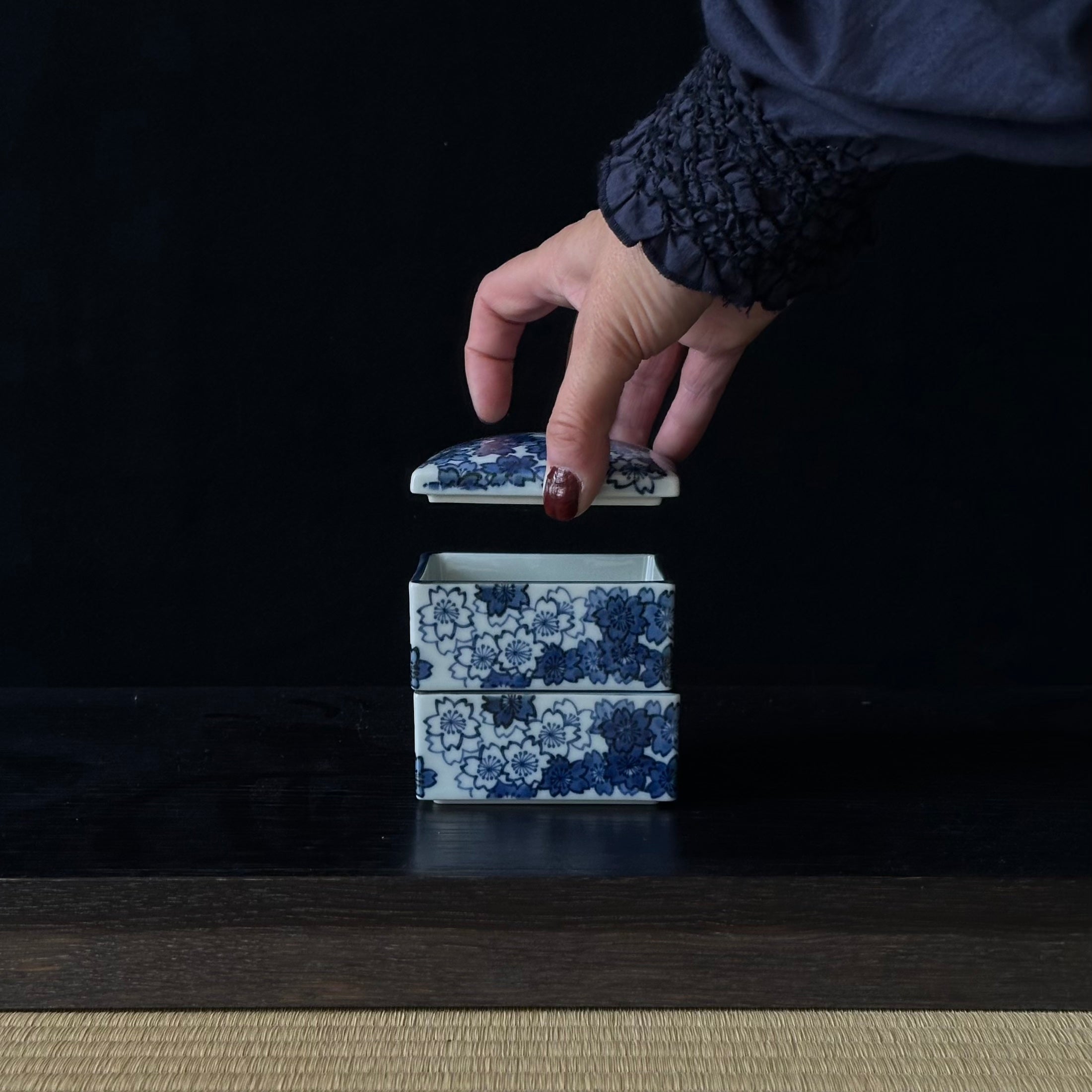 Petite boîte jubako vintage porcelaine d’Arita, décor en sometsuke