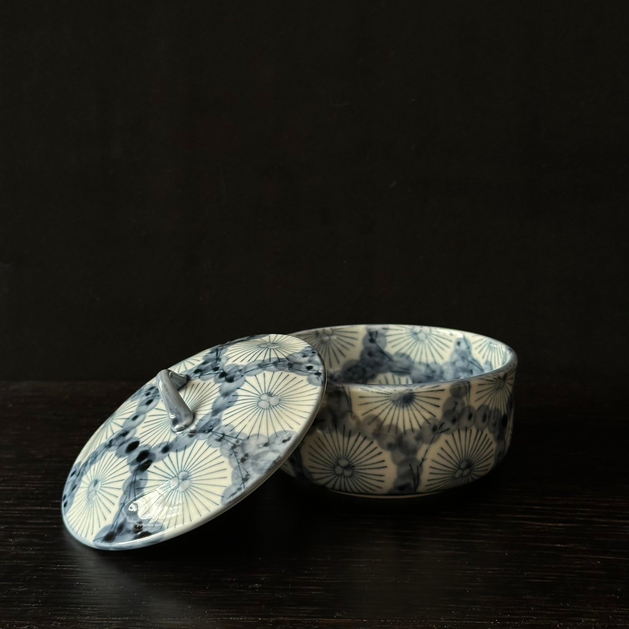 Boîte kashibachi vintage en porcelaine d’Arita au décor sometsuke