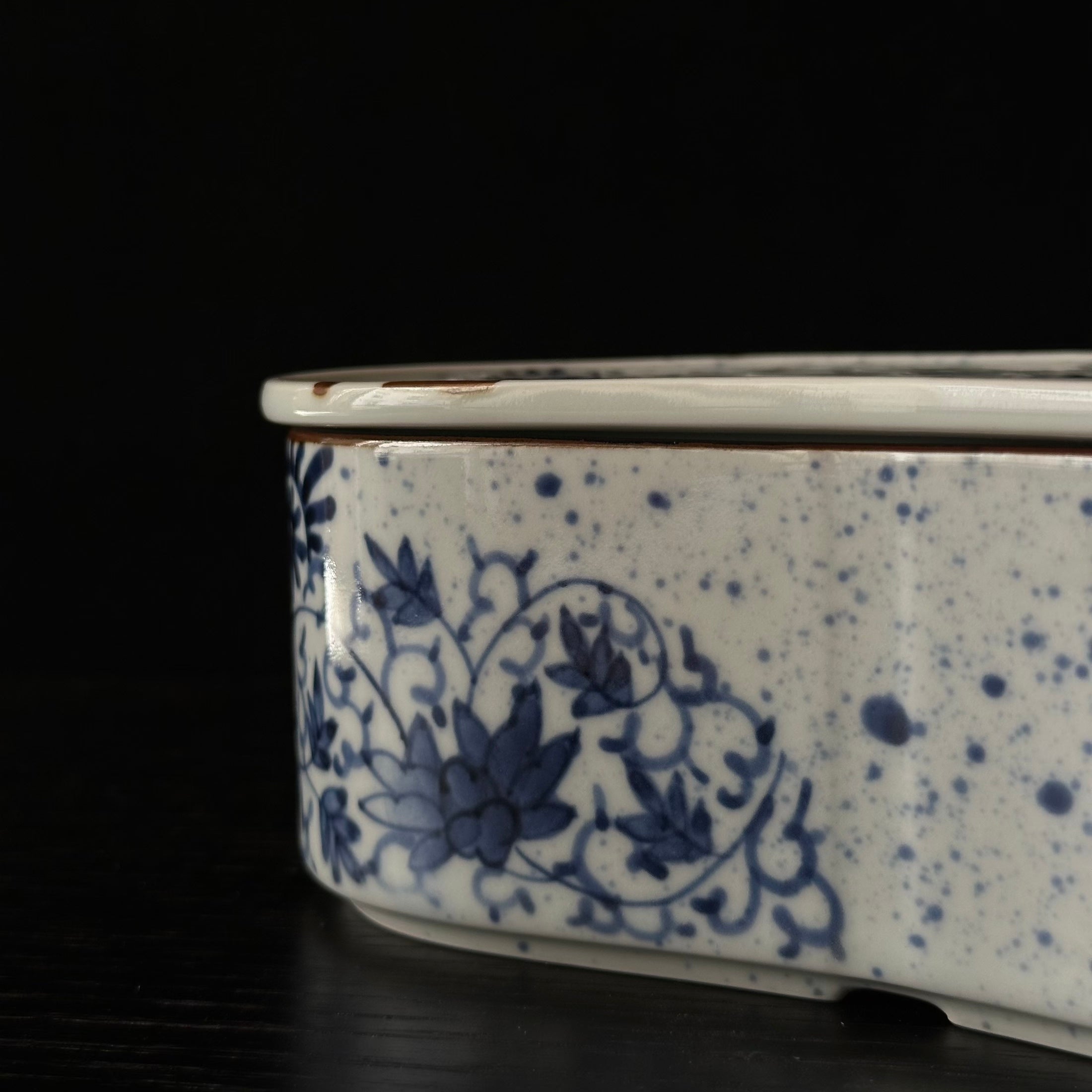 Boîte mayu-gata (cocon) en porcelaine sometsuke d’Arita