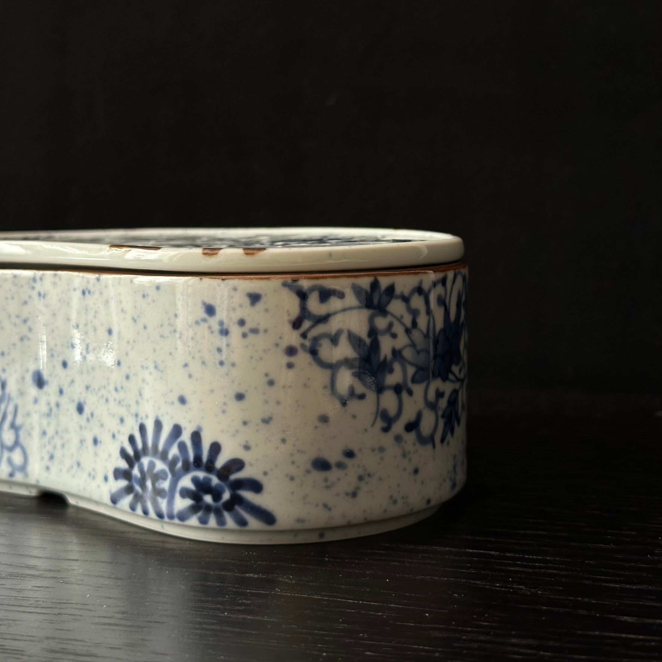 Boîte mayu-gata (cocon) en porcelaine sometsuke d’Arita