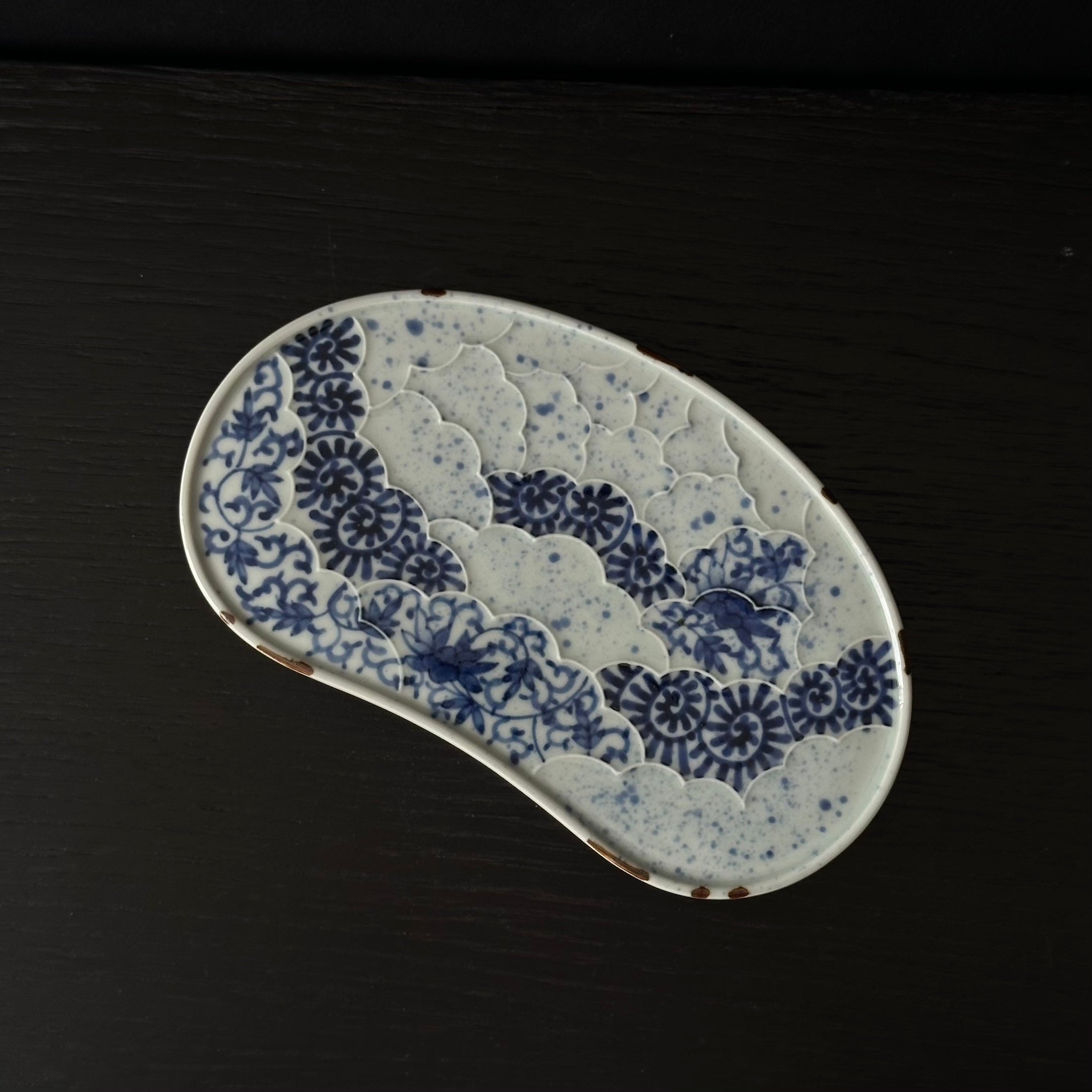 Boîte mayu-gata (cocon) en porcelaine sometsuke d’Arita