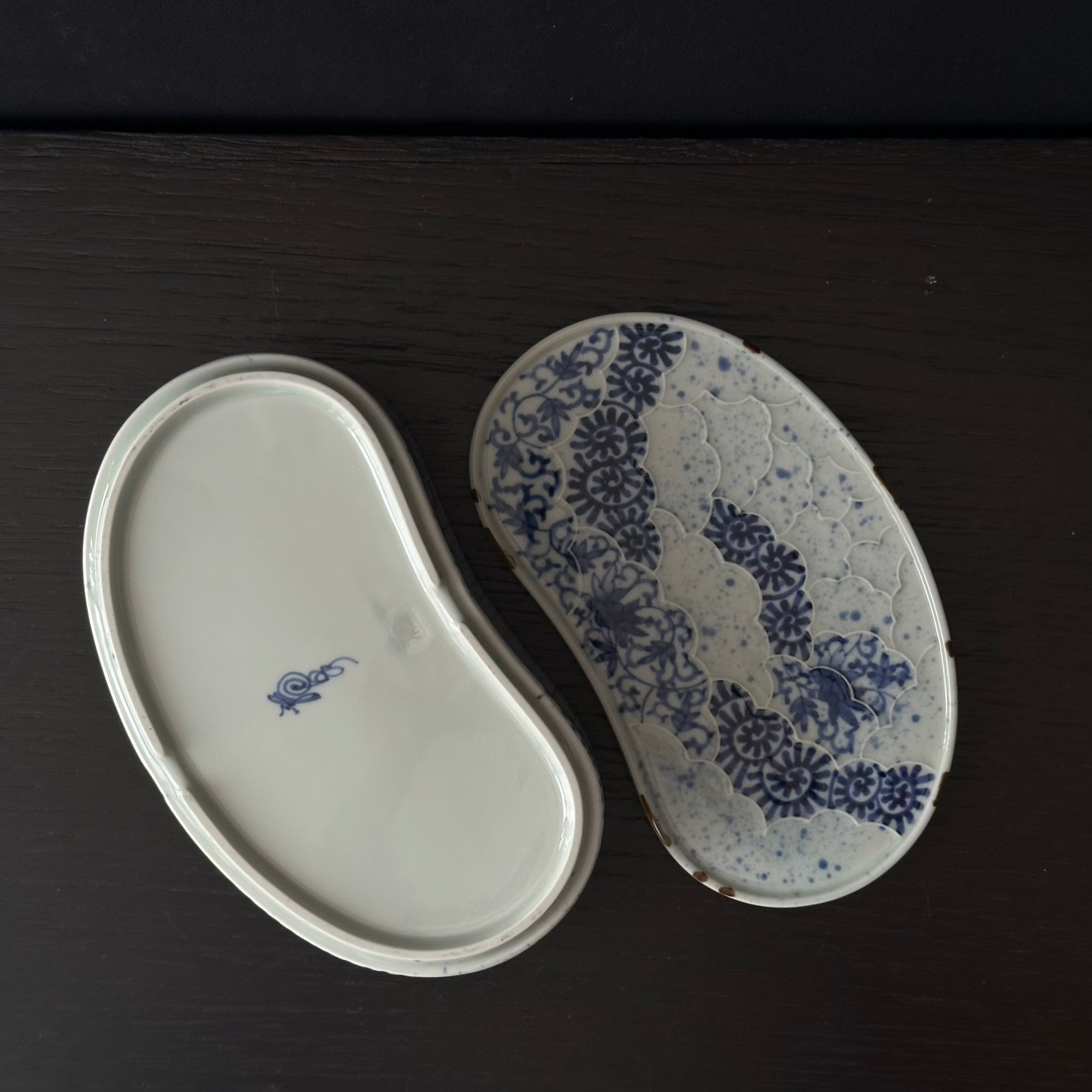 Boîte mayu-gata (cocon) en porcelaine sometsuke d’Arita