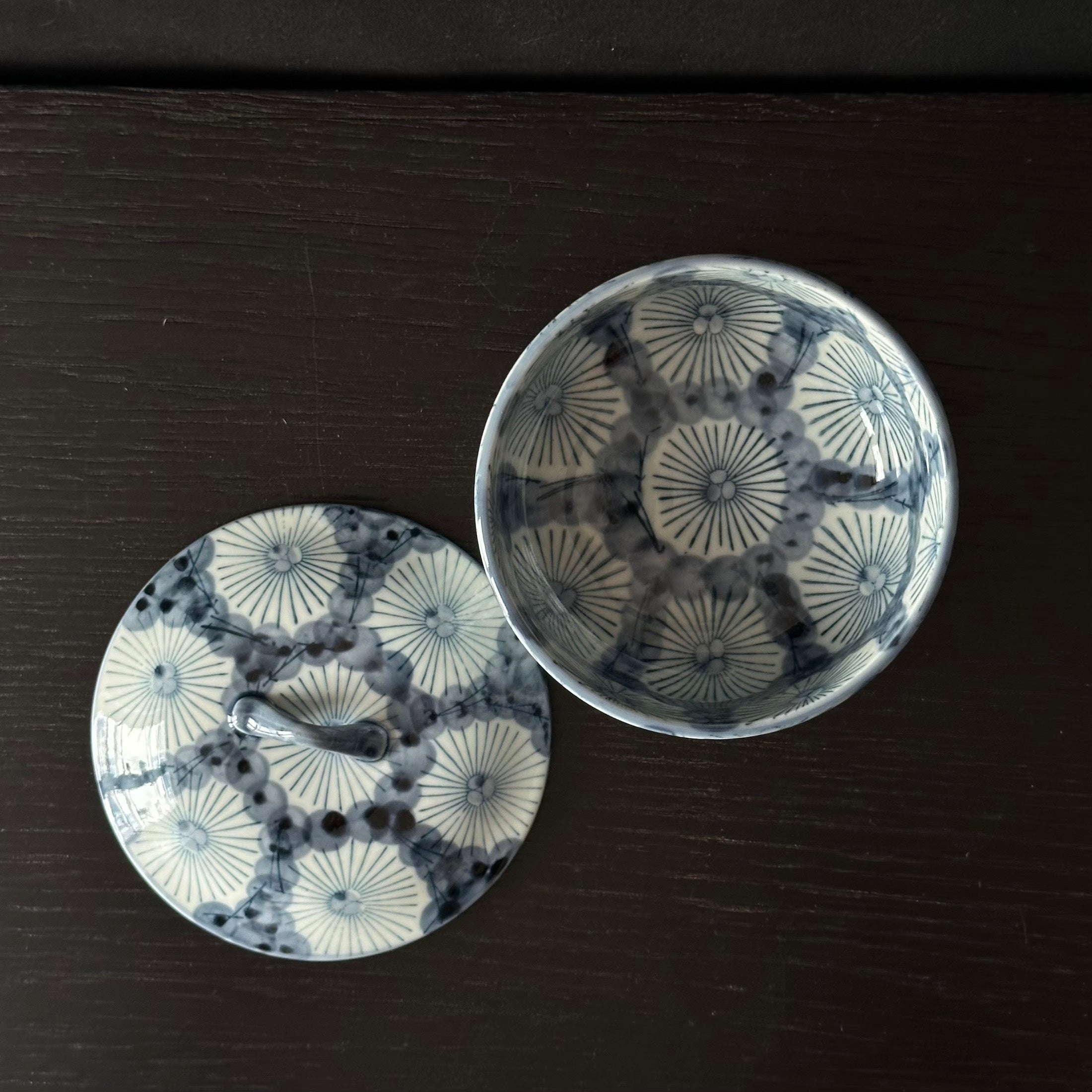 Boîte kashibachi vintage en porcelaine d’Arita au décor sometsuke