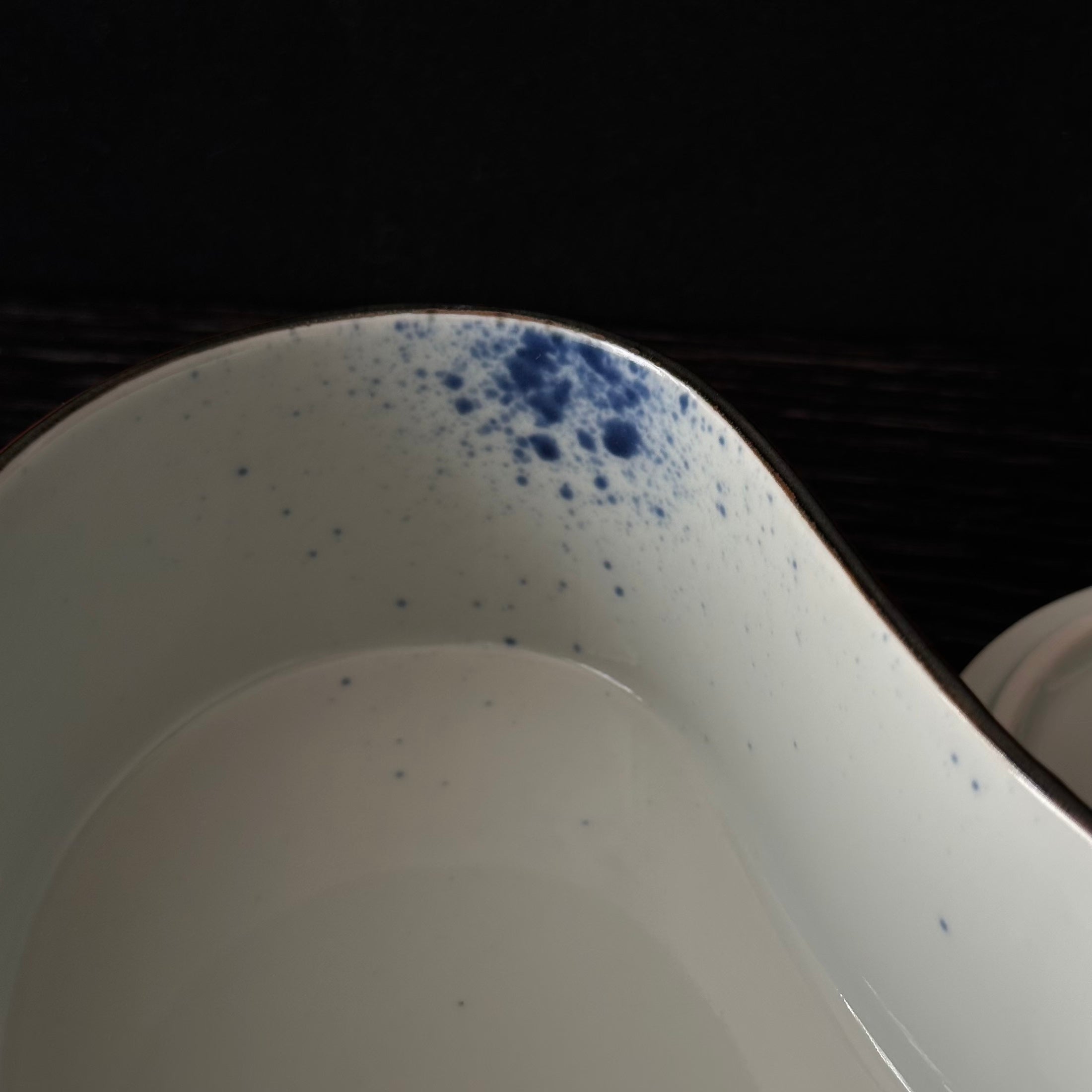 Boîte mayu-gata (cocon) en porcelaine sometsuke d’Arita