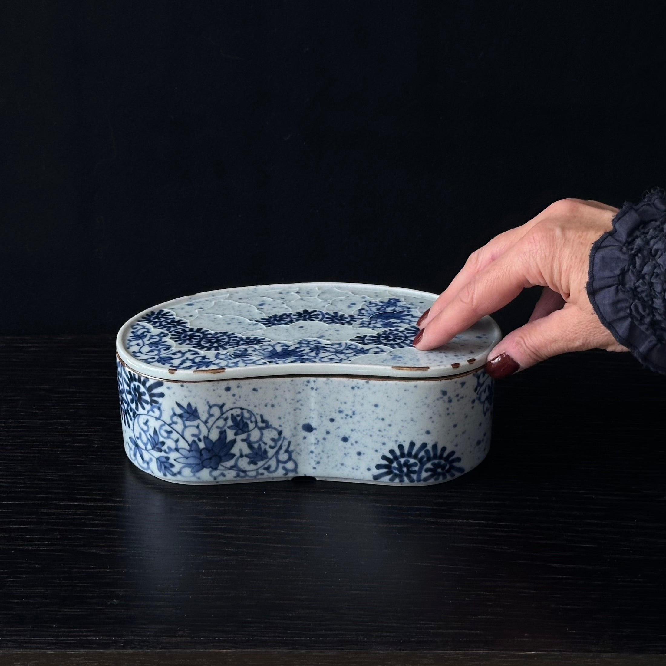 Boîte mayu-gata (cocon) en porcelaine sometsuke d’Arita