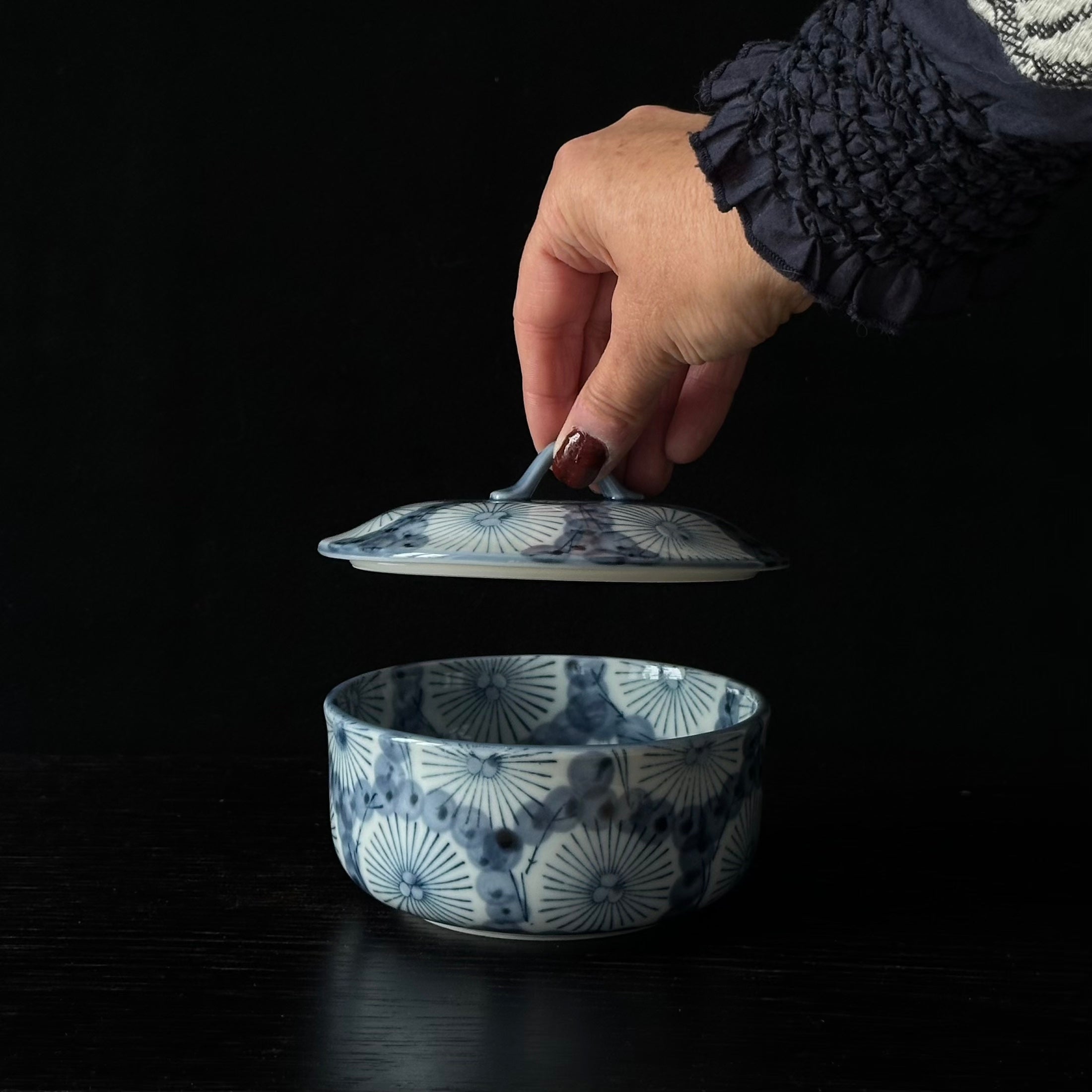 Boîte kashibachi vintage en porcelaine d’Arita au décor sometsuke