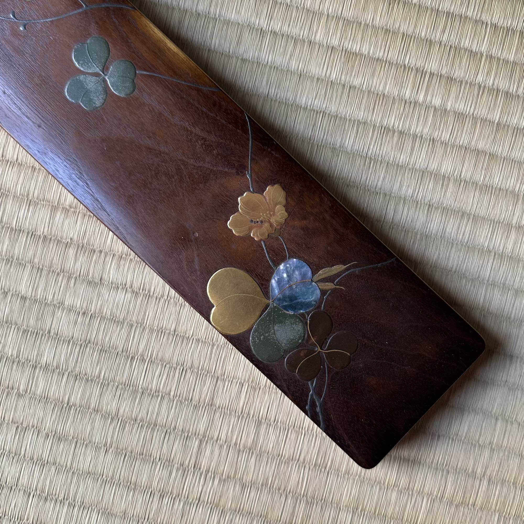 Boîte japonaise à tanzaku en bois de keyaki, décor de vigne en raden et maki-e