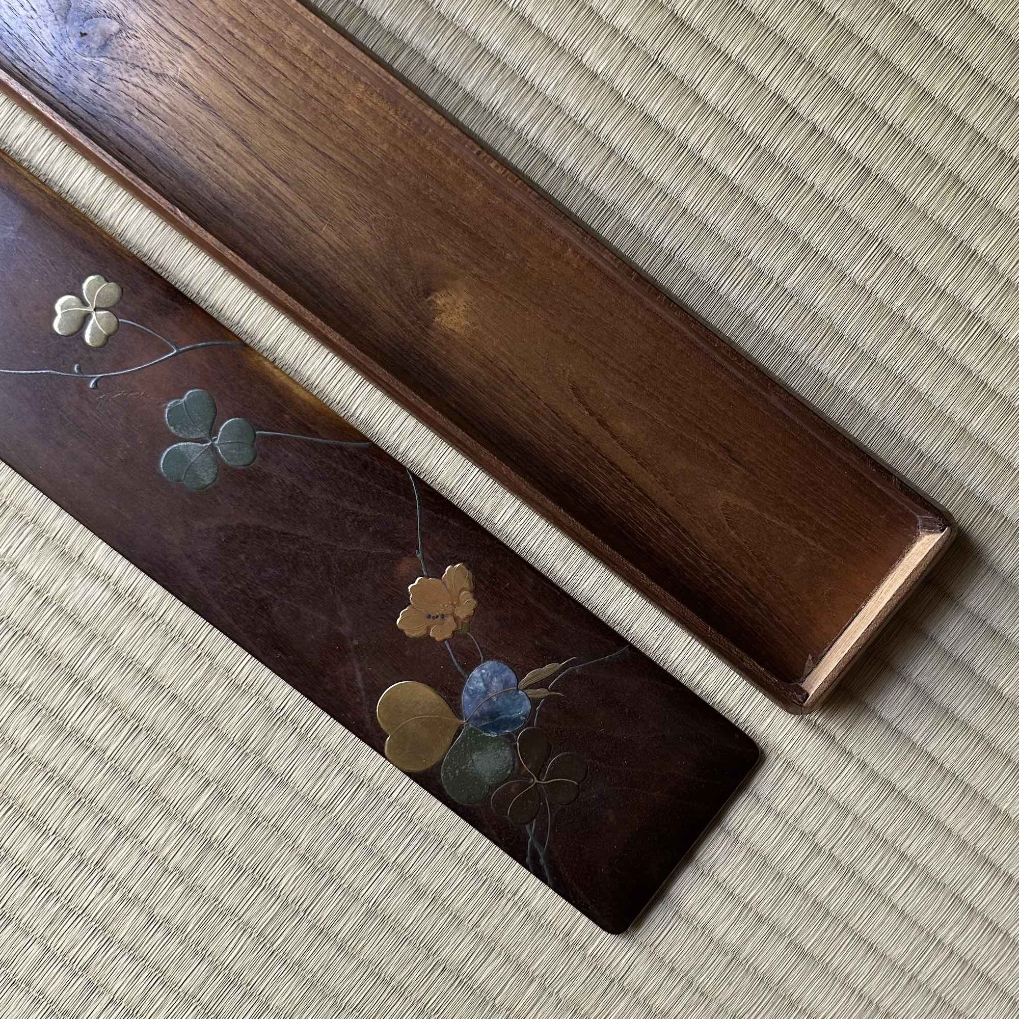 Boîte japonaise à tanzaku en bois de keyaki, décor de vigne en raden et maki-e