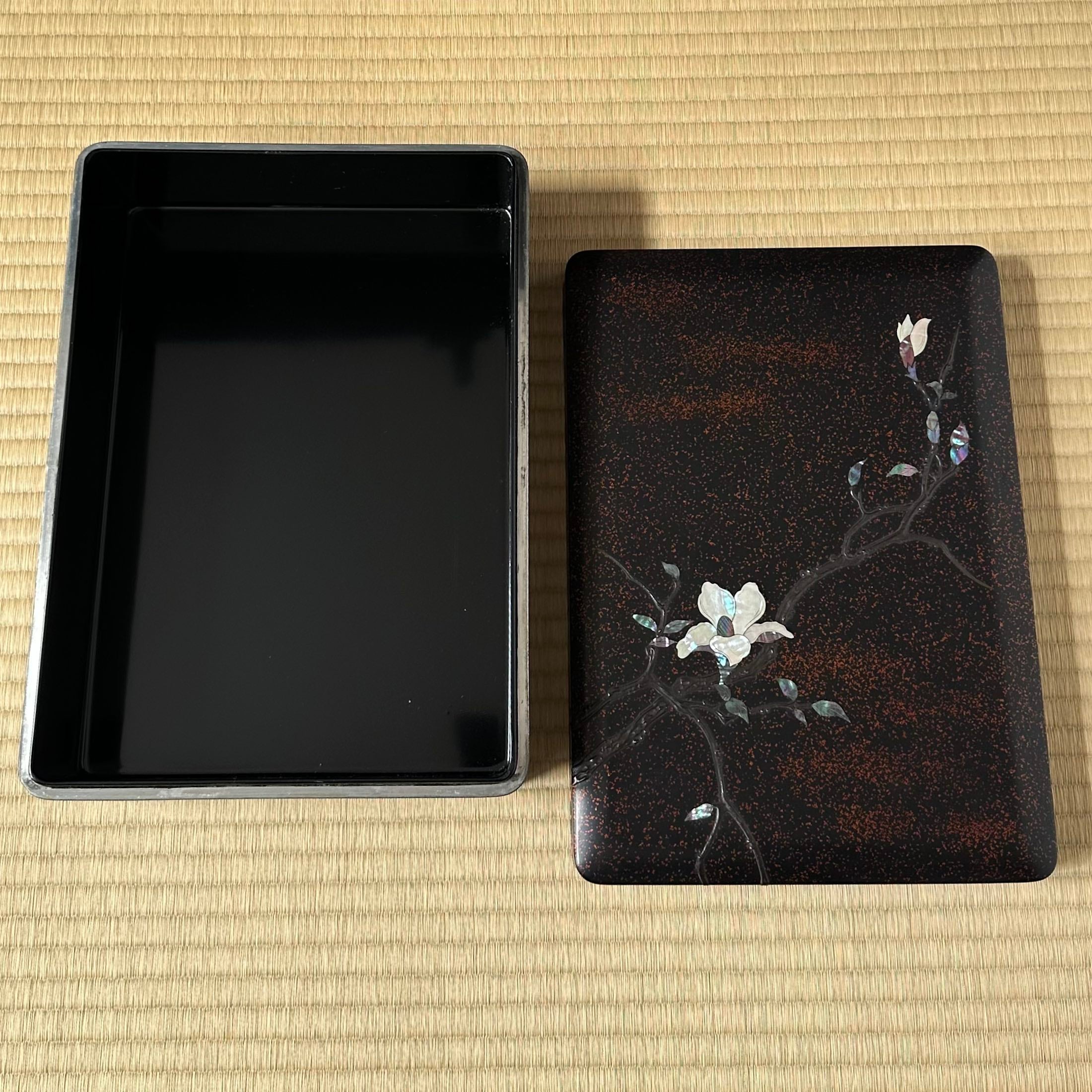 Bunkobako (boîte à documents japonaise) en laque urushi, kin hirame (poudre d’or) et aogai nuri (nacre), décor kobushi (magnolia) de Musashigawa Shūzan