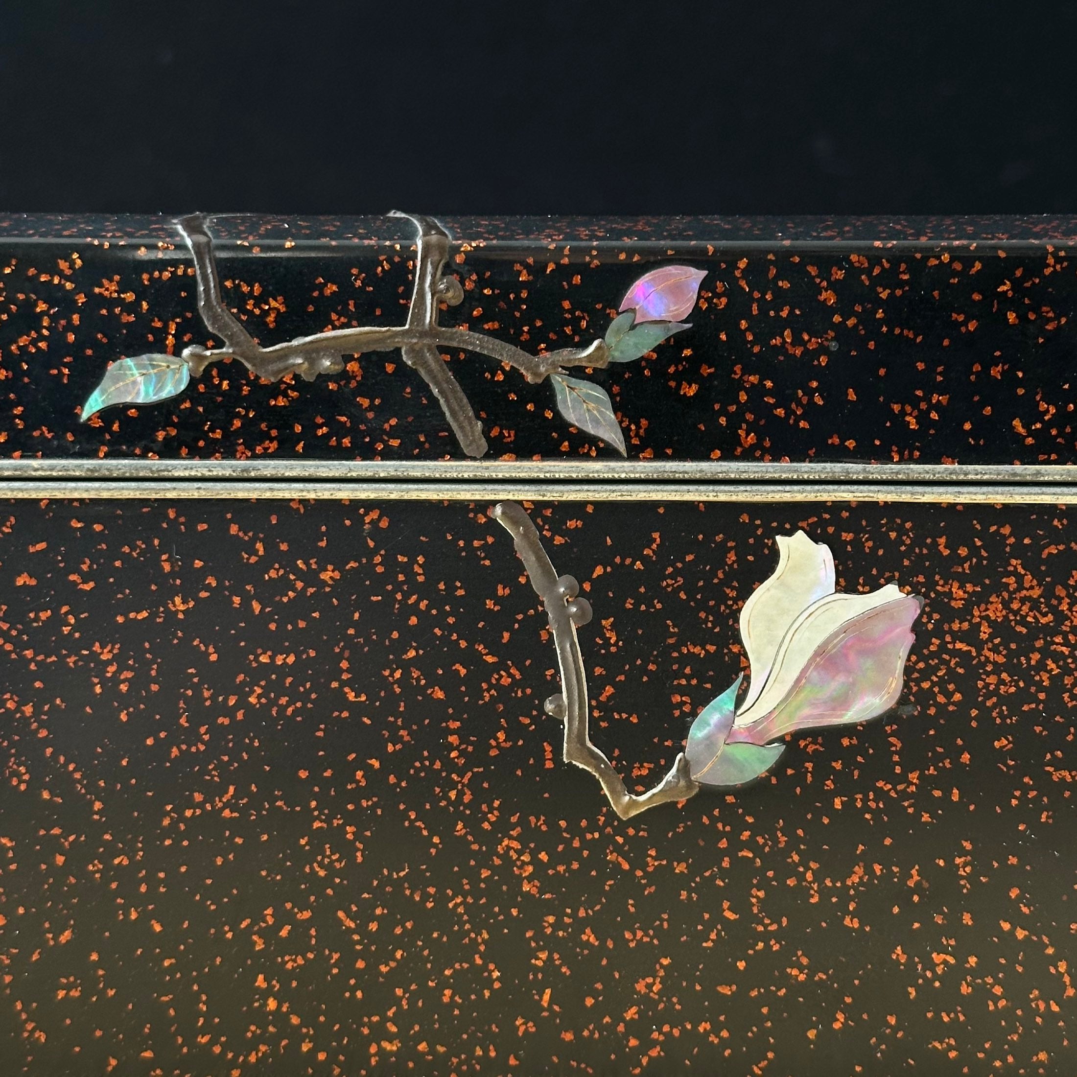 Bunkobako (boîte à documents japonaise) en laque urushi, kin hirame (poudre d’or) et aogai nuri (nacre), décor kobushi (magnolia) de Musashigawa Shūzan