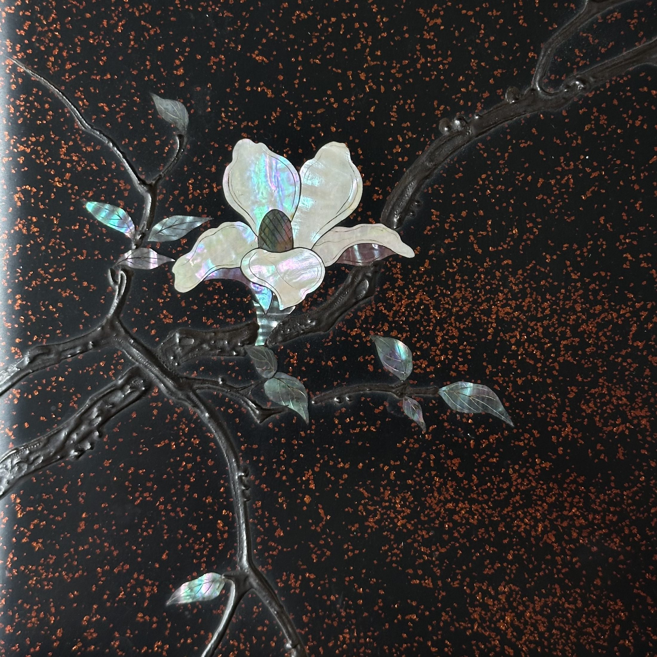 Bunkobako (boîte à documents japonaise) en laque urushi, kin hirame (poudre d’or) et aogai nuri (nacre), décor kobushi (magnolia) de Musashigawa Shūzan