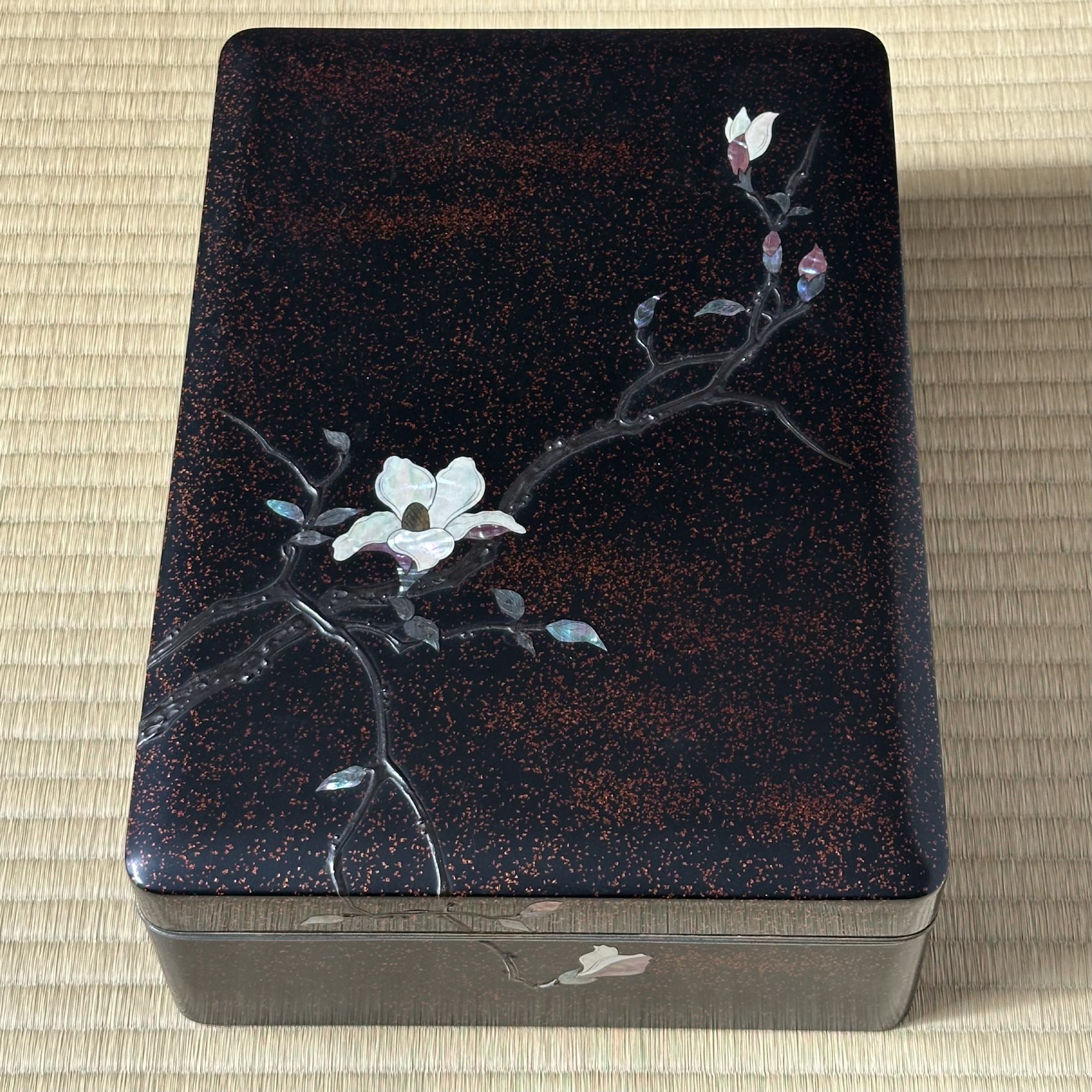 Bunkobako (boîte à documents japonaise) en laque urushi, kin hirame (poudre d’or) et aogai nuri (nacre), décor kobushi (magnolia) de Musashigawa Shūzan