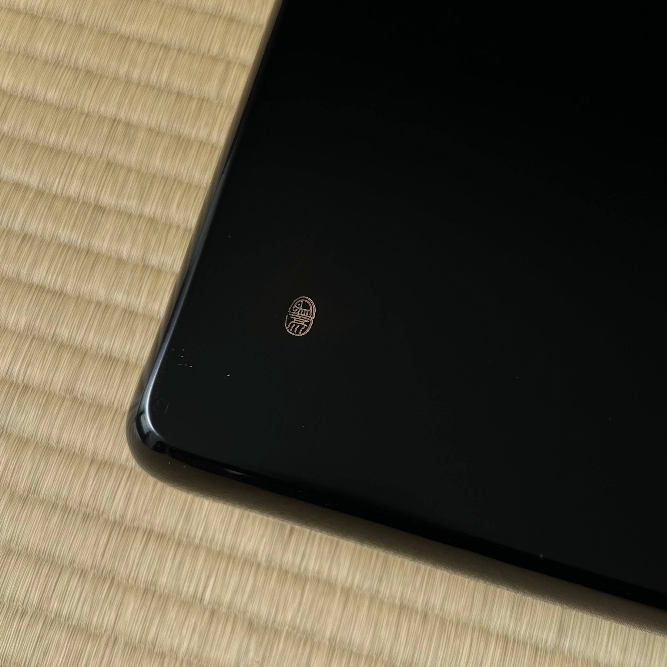 Tebako (Japanese box) in urushi lacquer and gold, decorated with floral bouquets and noshi (ribbons)