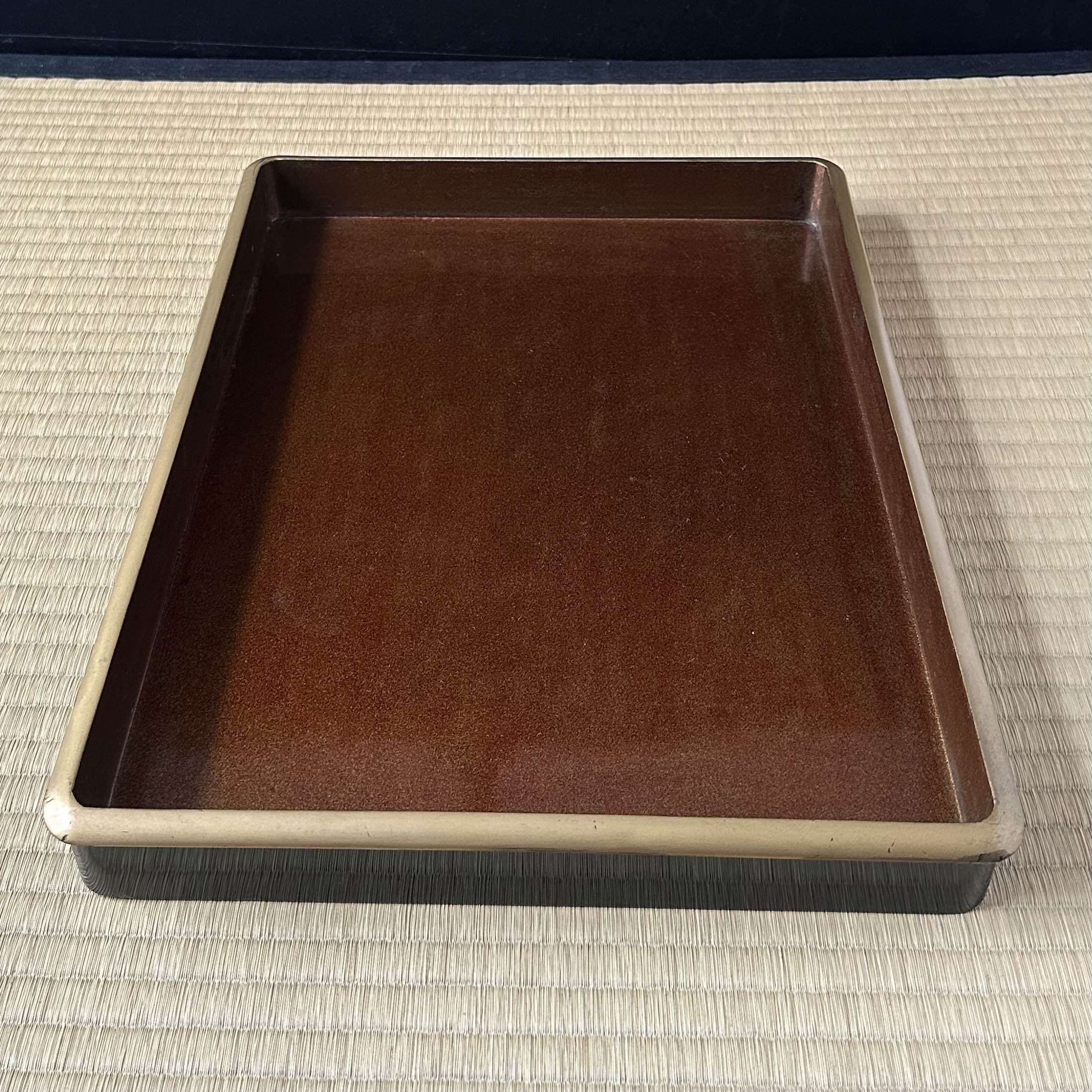 Bunkobako (boîte à documents japonaise) laque urushi, or et nacre, décor d’ōgi mon (motifs d’éventail) et tsuru (grues)