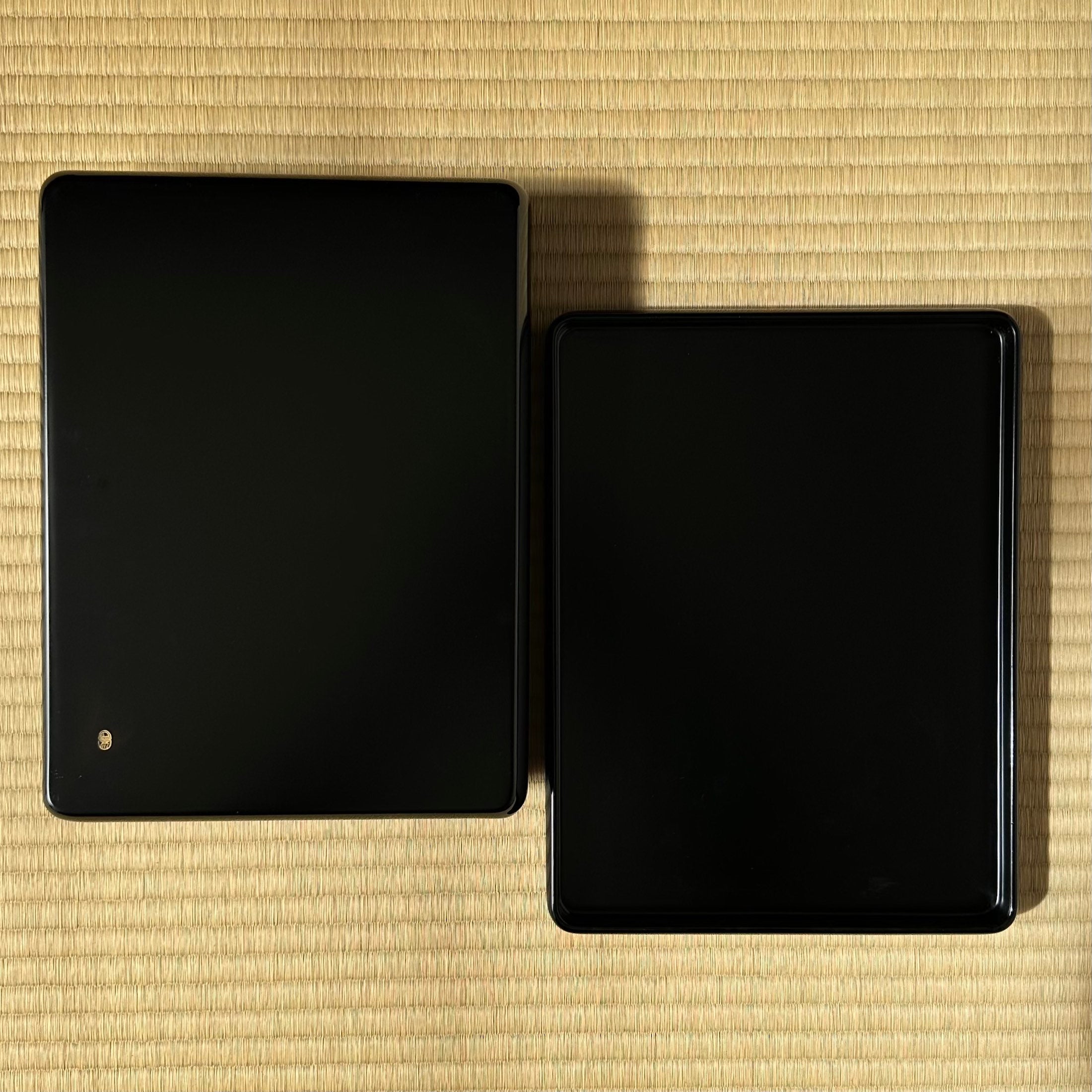 Tebako (Japanese box) in urushi lacquer and gold, decorated with floral bouquets and noshi (ribbons)