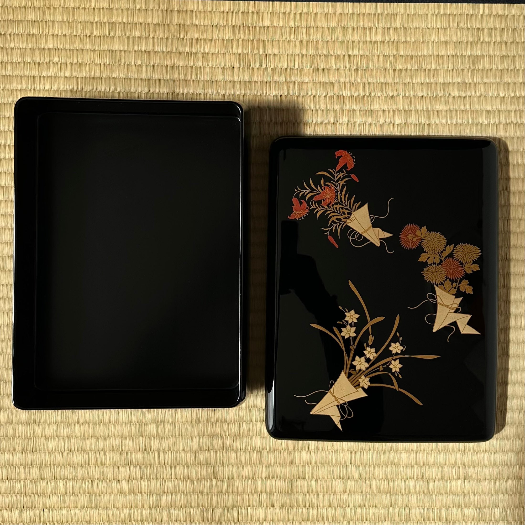 Tebako (Japanese box) in urushi lacquer and gold, decorated with floral bouquets and noshi (ribbons)