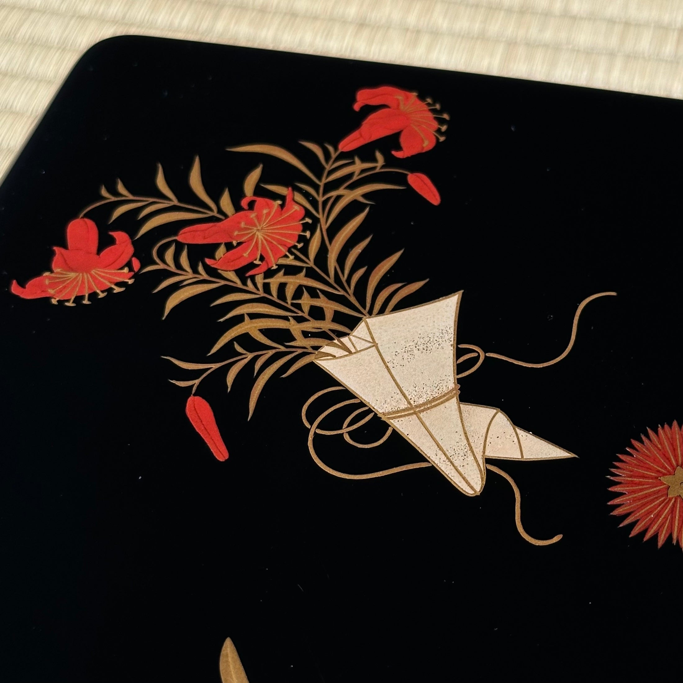 Tebako (Japanese box) in urushi lacquer and gold, decorated with floral bouquets and noshi (ribbons)