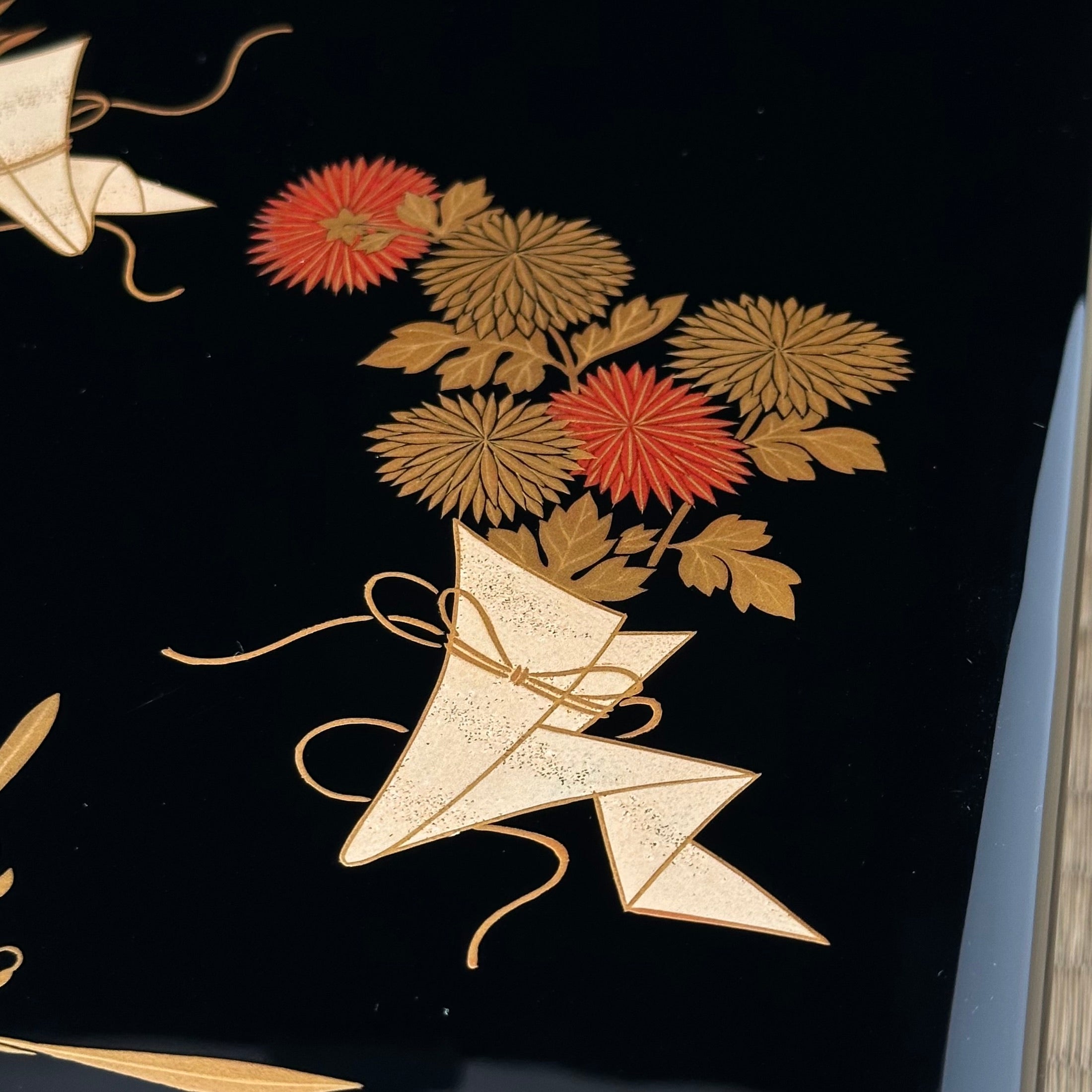 Tebako (Japanese box) in urushi lacquer and gold, decorated with floral bouquets and noshi (ribbons)
