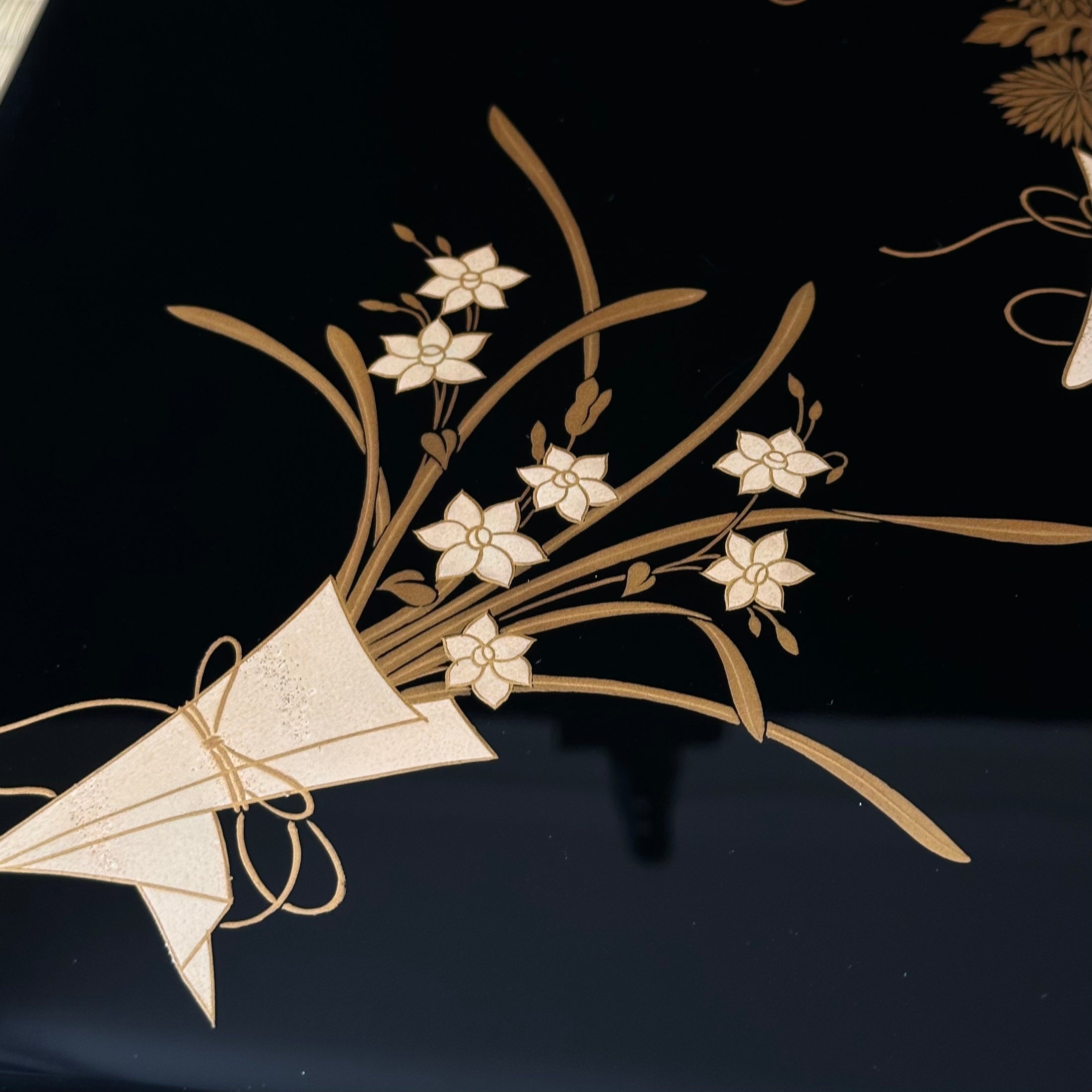 Tebako (Japanese box) in urushi lacquer and gold, decorated with floral bouquets and noshi (ribbons)