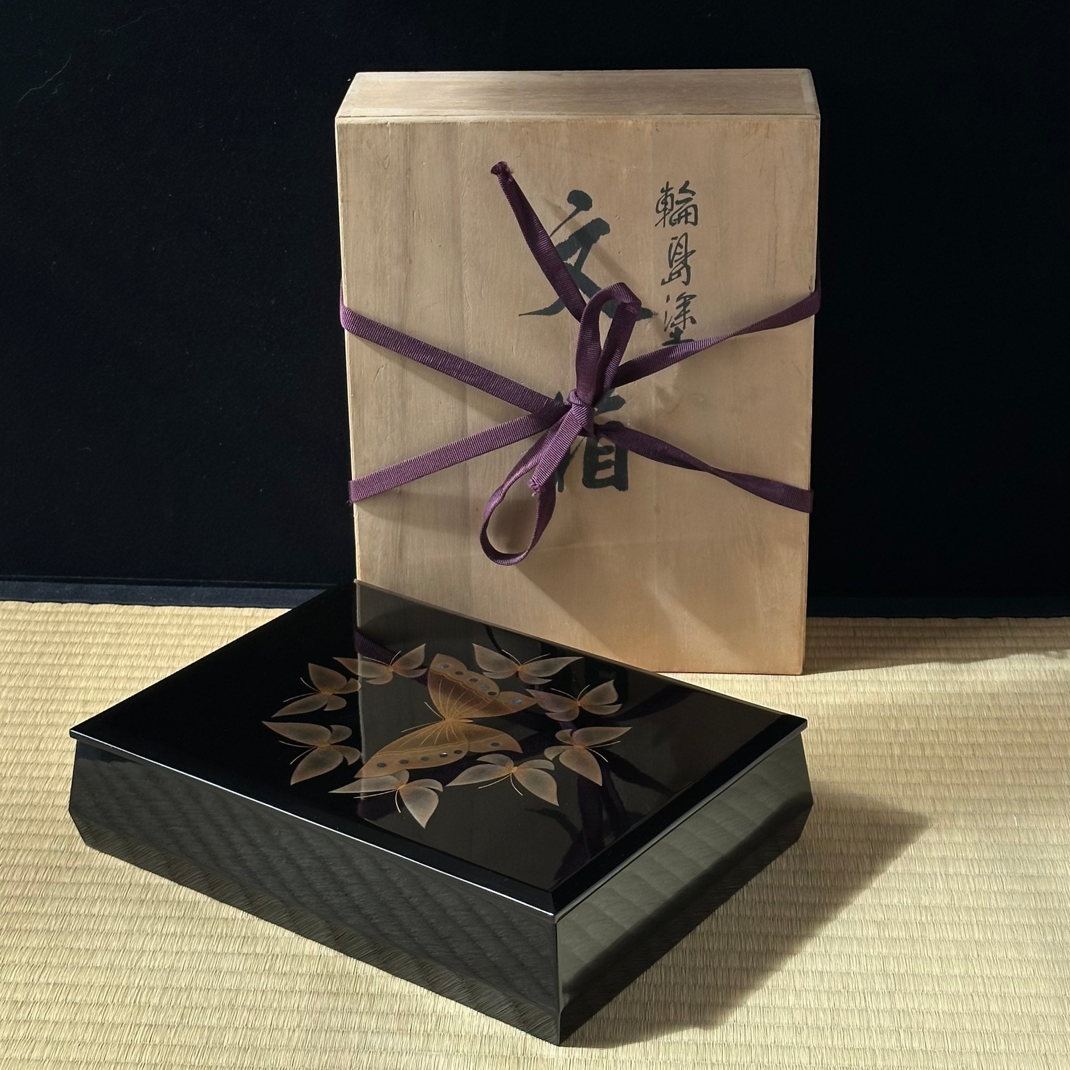 Tebako (boîte japonaise) laque urushi, or et nacre, décor de chō (papillons)