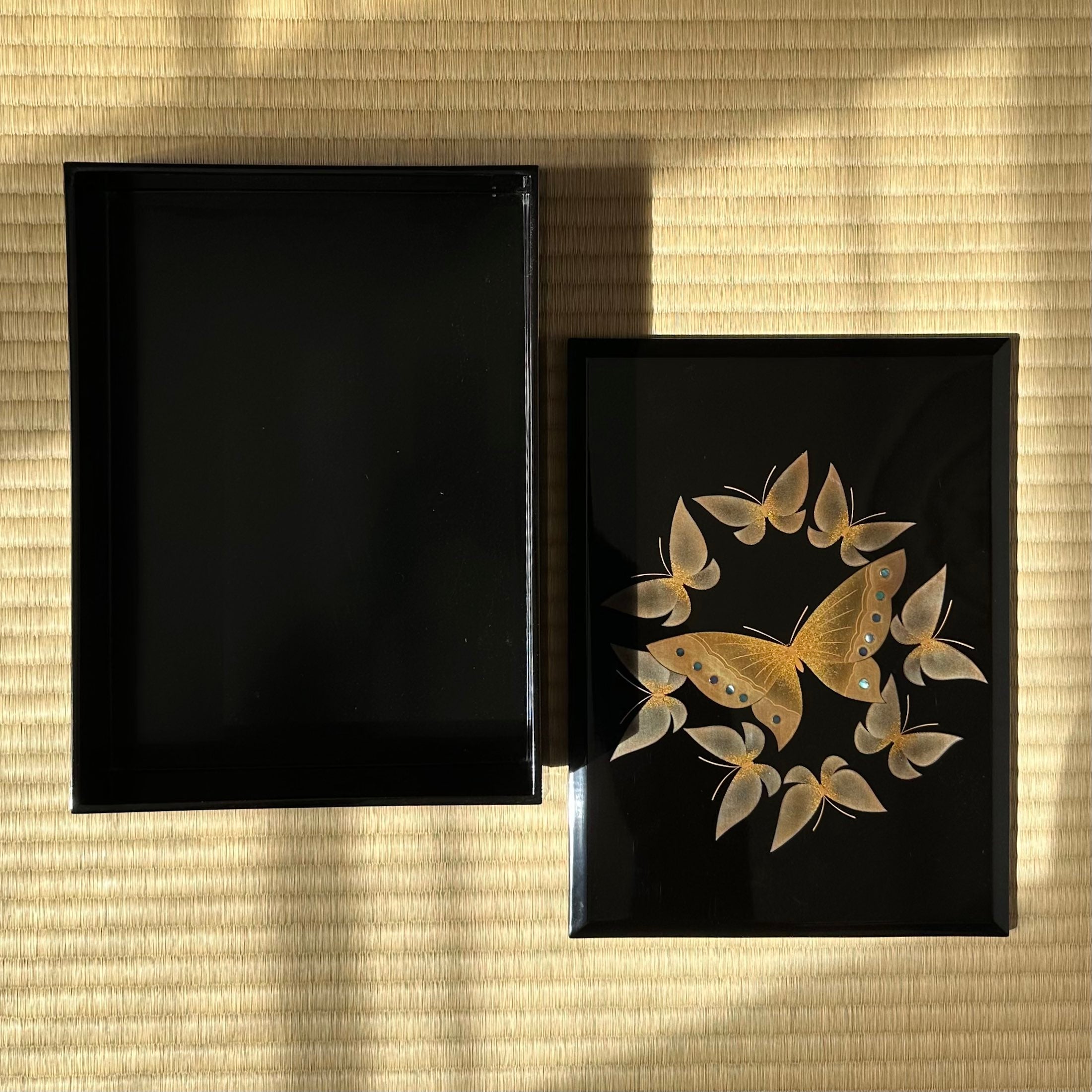 Tebako (boîte japonaise) laque urushi, or et nacre, décor de chō (papillons)