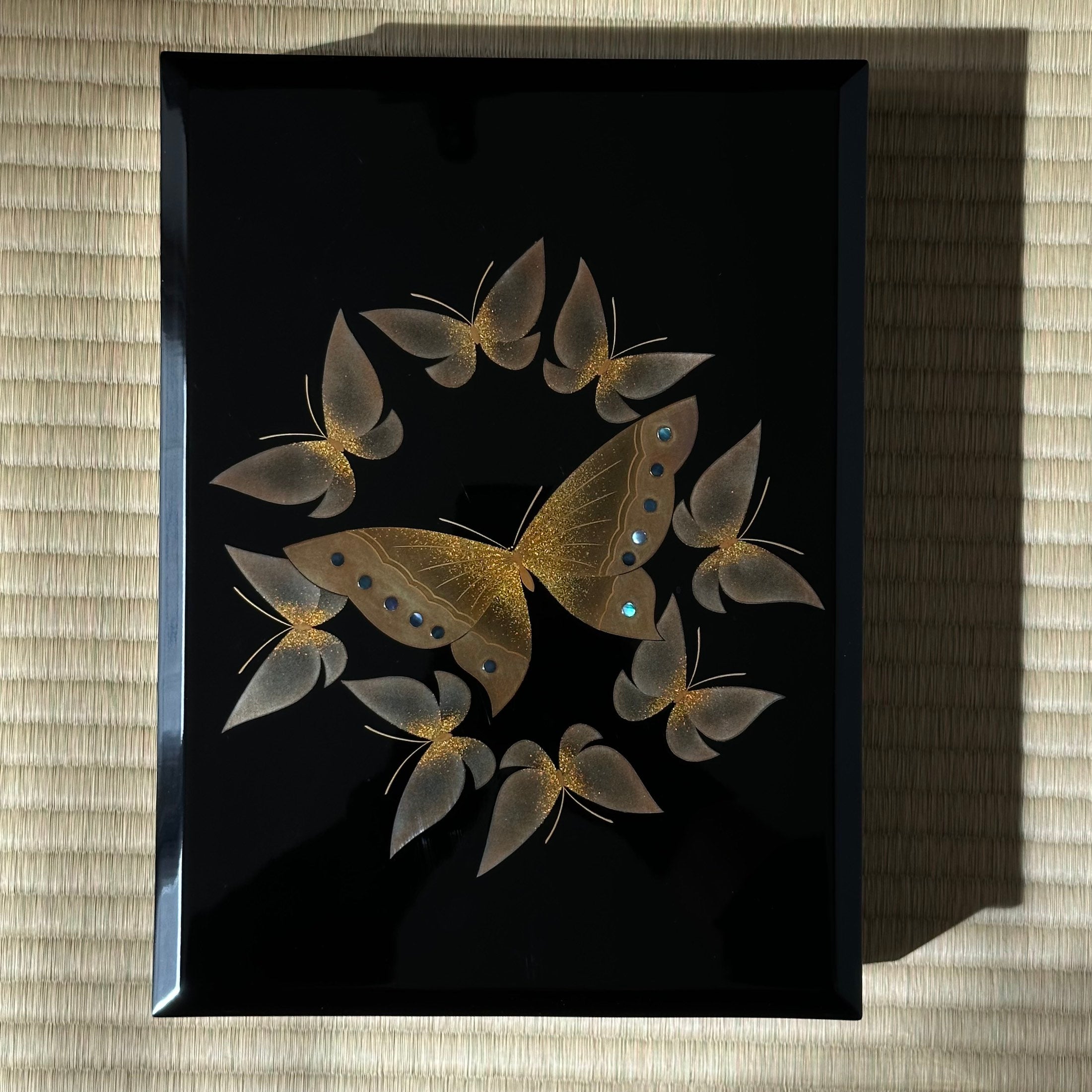 Tebako (boîte japonaise) laque urushi, or et nacre, décor de chō (papillons)