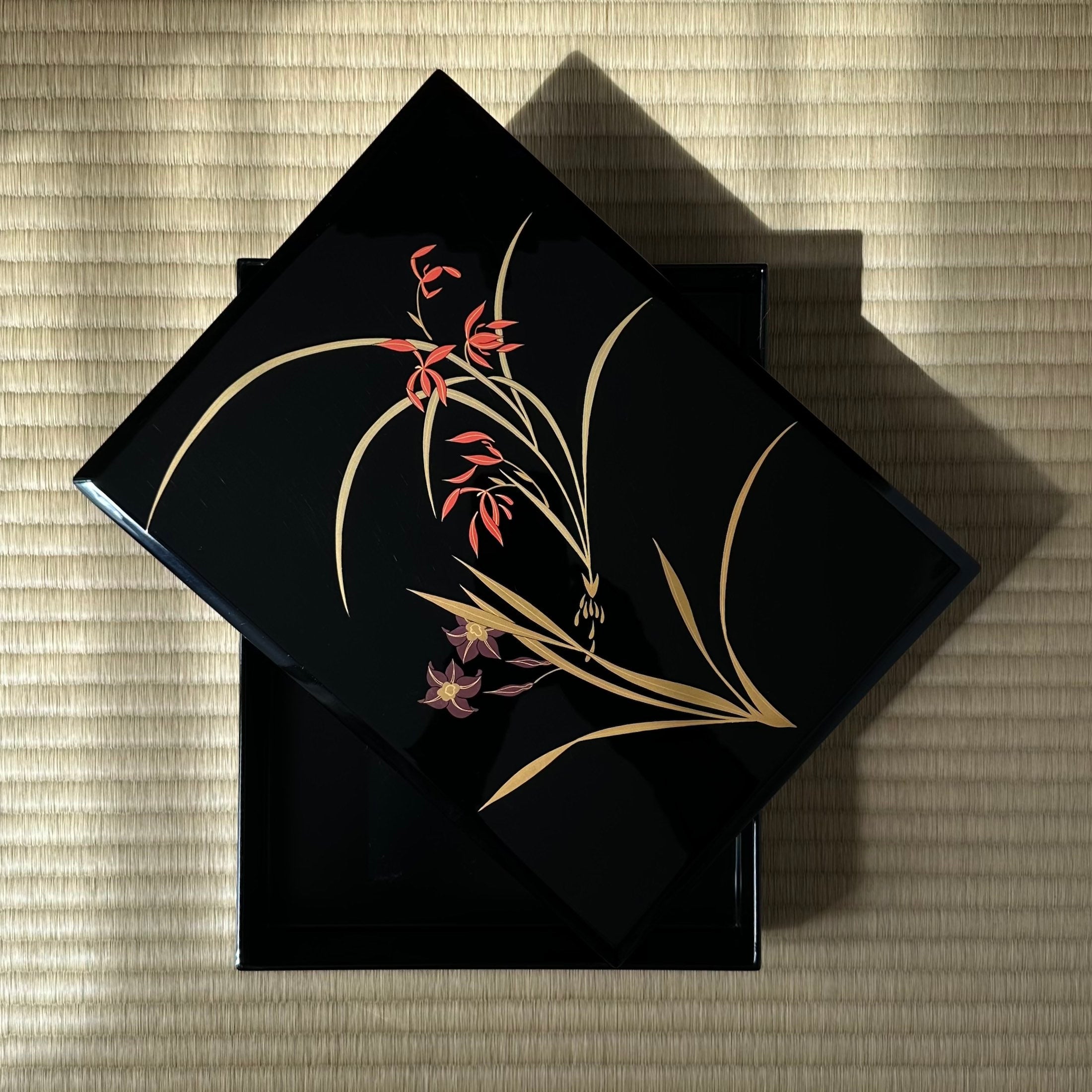 Tebako (boîte japonaise) laque urushi et or, décor de ran suisen (orchidées et jonquilles)