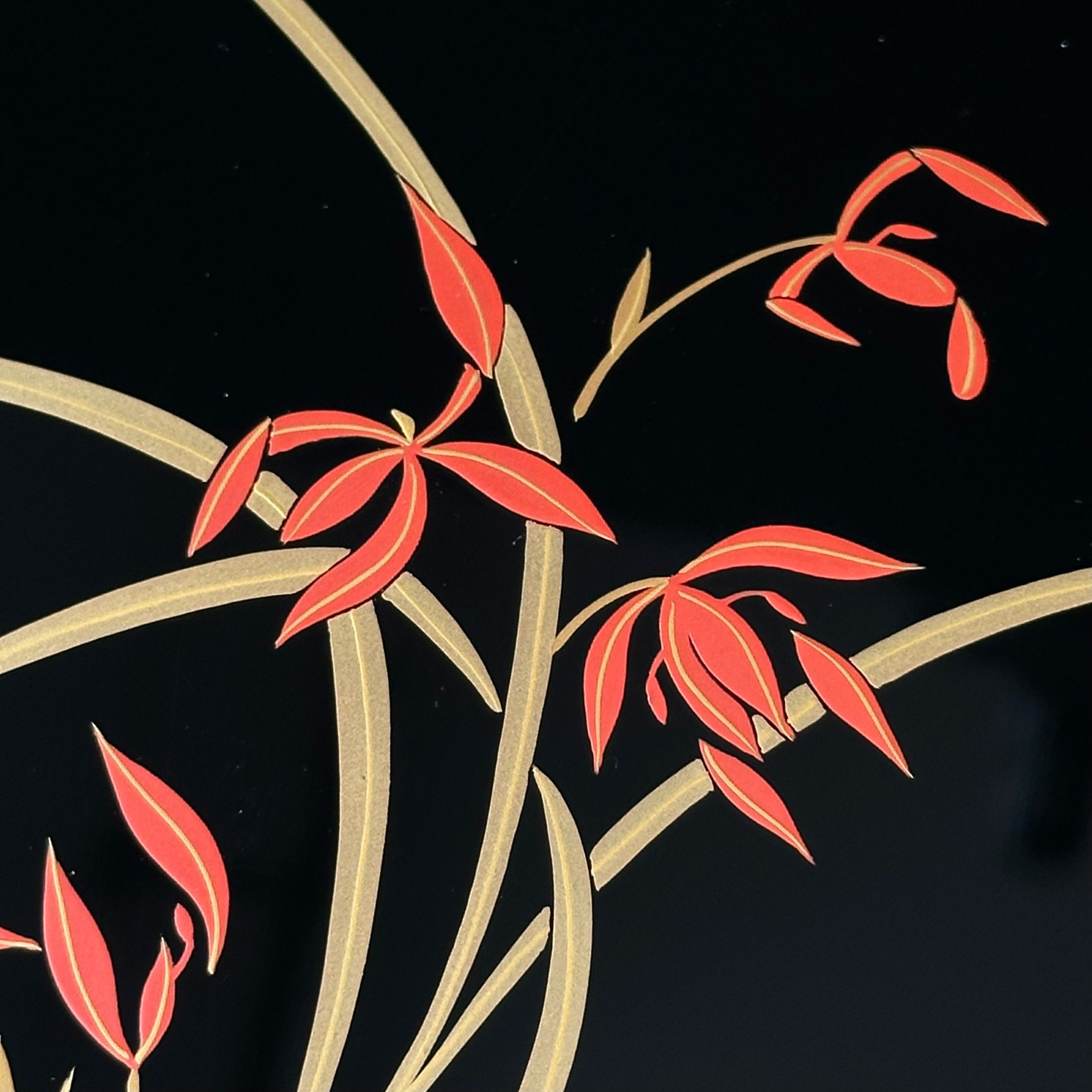 Tebako (boîte japonaise) laque urushi et or, décor de ran suisen (orchidées et jonquilles)