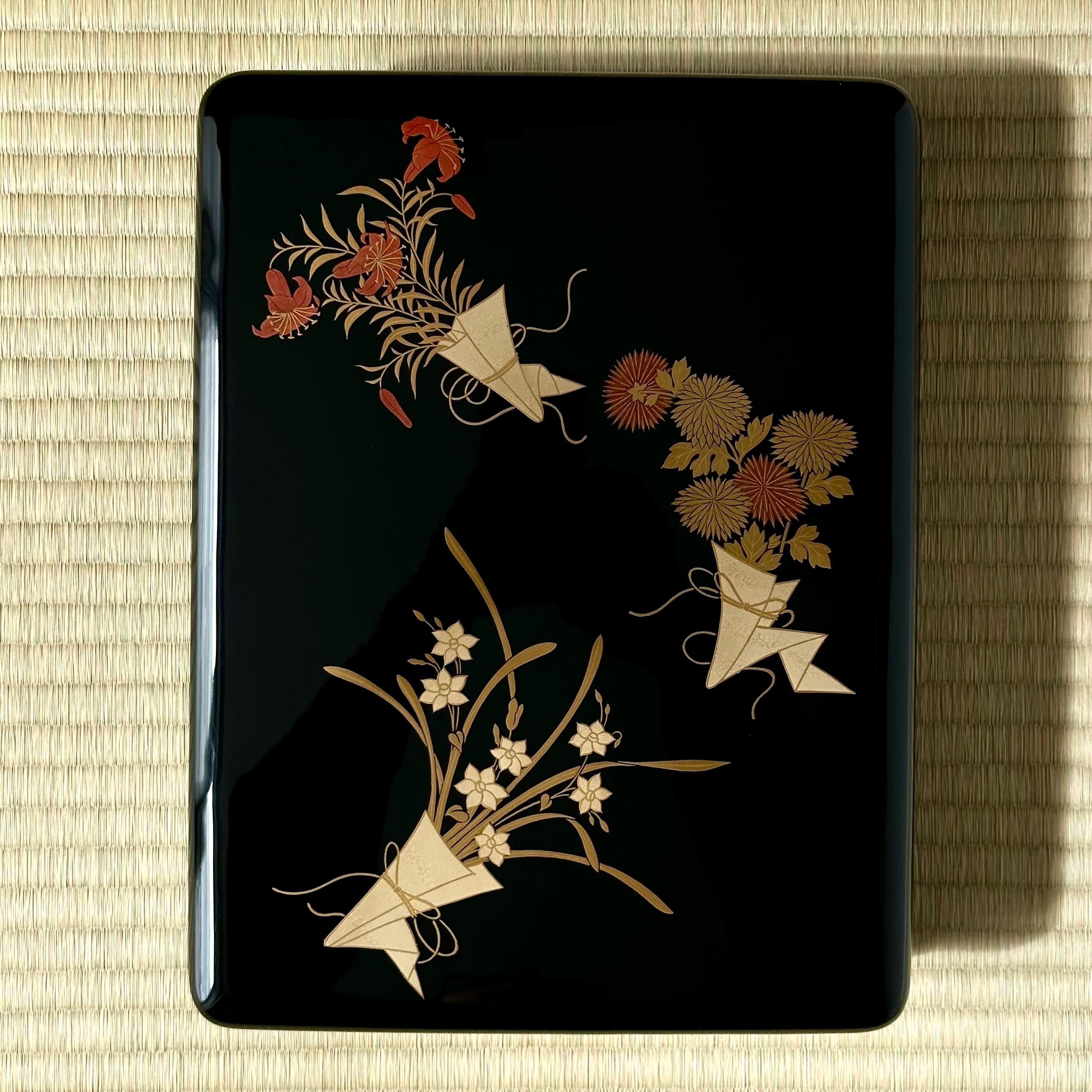 Tebako (Japanese box) in urushi lacquer and gold, decorated with floral bouquets and noshi (ribbons)