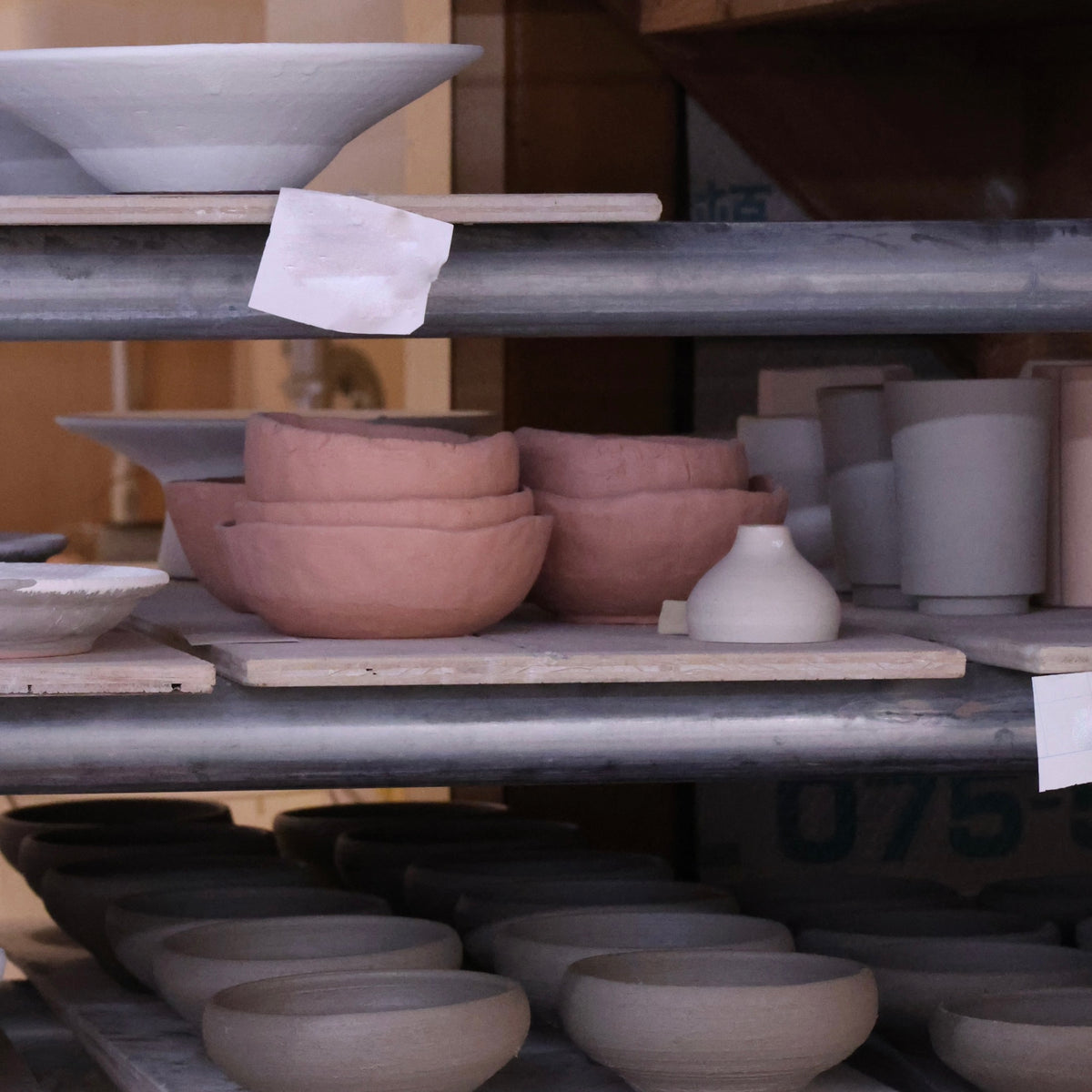 Assiette à glaçure de cendre de l’atelier Tokinoha