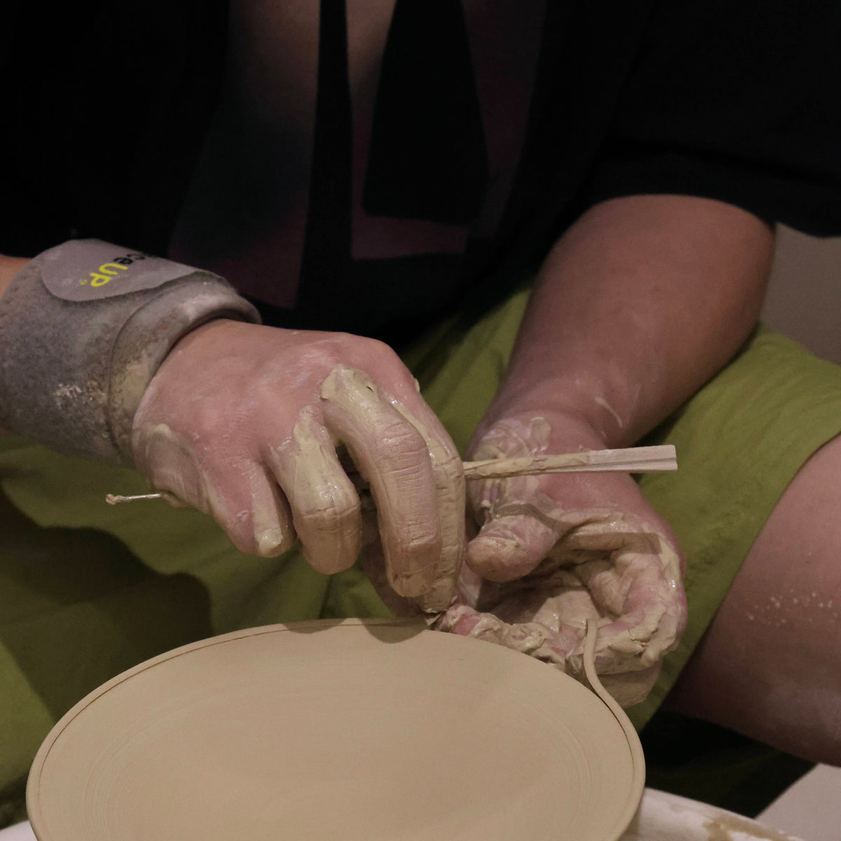 Assiette à glaçure de cendre de l’atelier Tokinoha