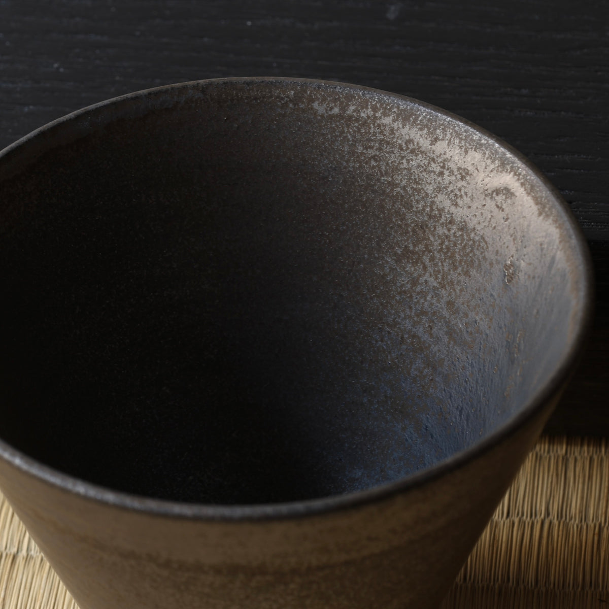 Tasse en céramique manganèse de l’atelier Tokinoha