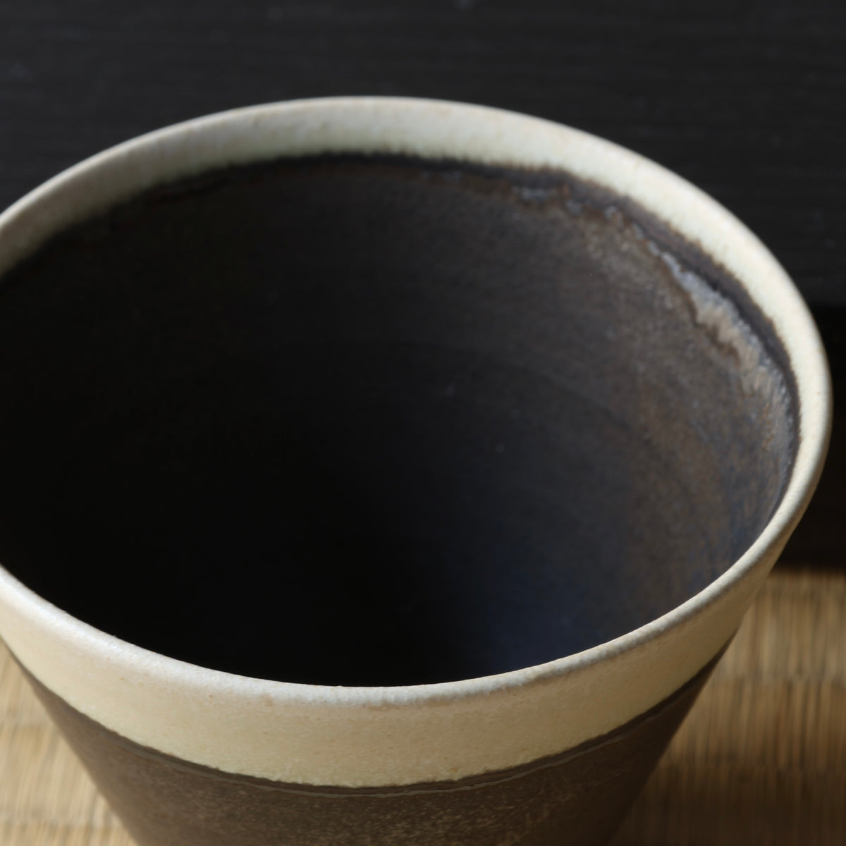 Tasse en céramique manganèse de l’atelier Tokinoha