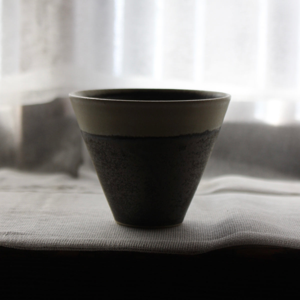 Tasse en céramique manganèse de l’atelier Tokinoha