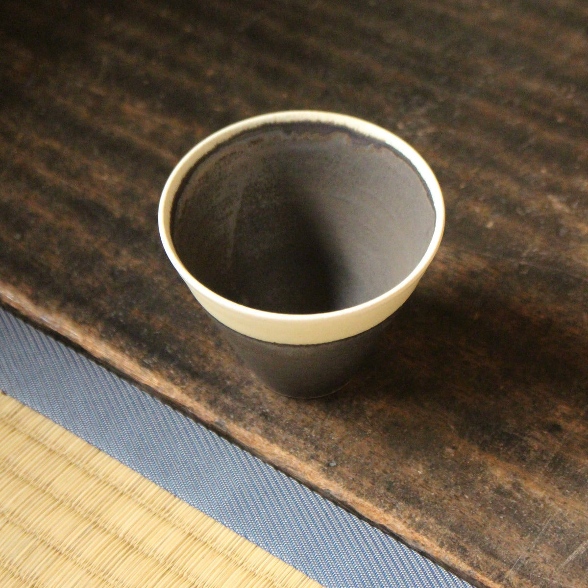 Tasse en céramique manganèse de l’atelier Tokinoha