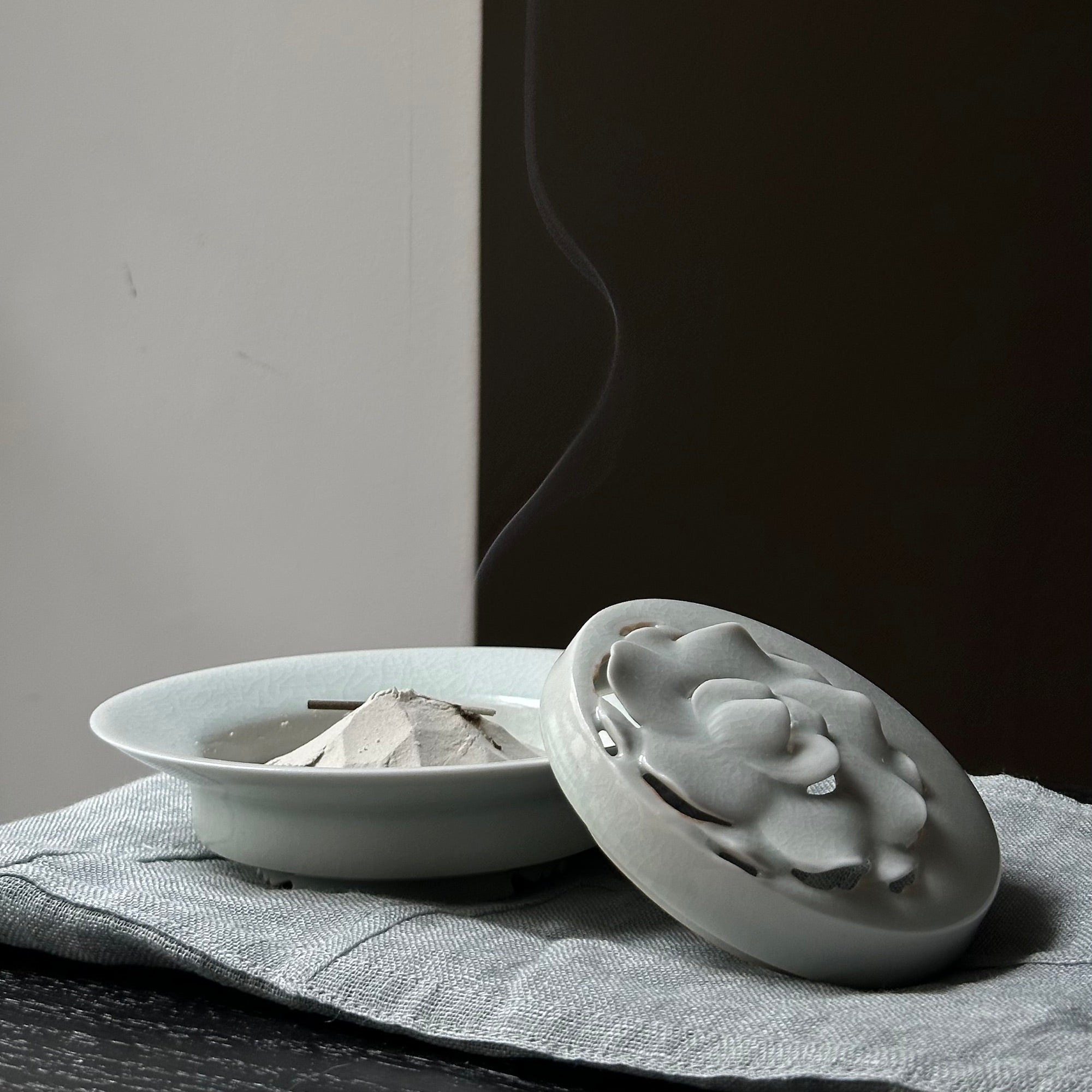 Brûle-encens en porcelaine blanche à décor de pivoine de Kyunghee Shin
