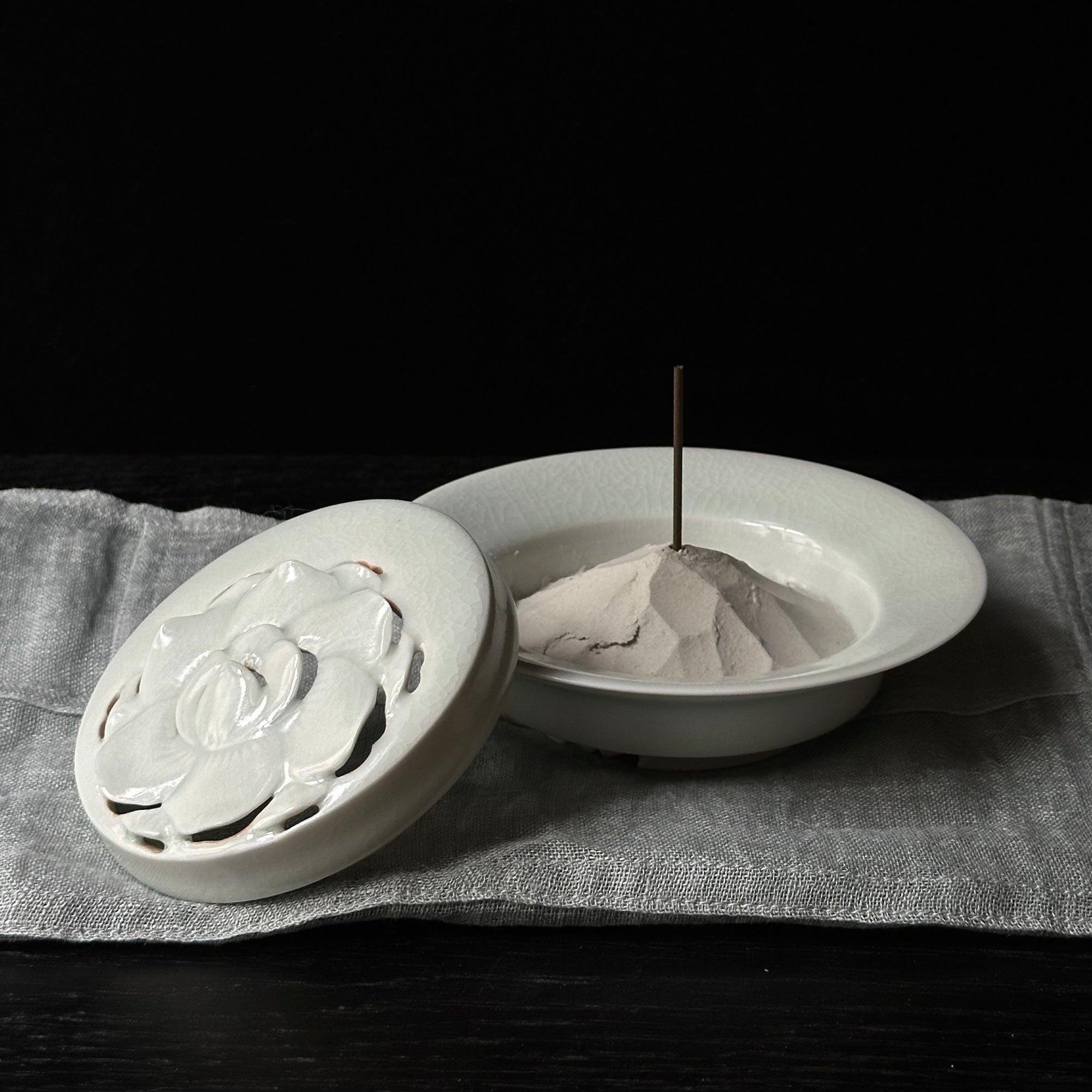 Brûle-encens en porcelaine blanche à décor de pivoine de Kyunghee Shin