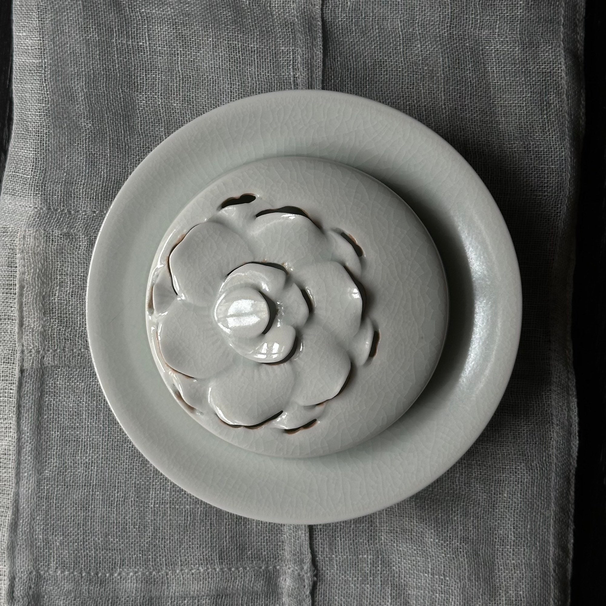 Porte-encens en porcelaine blanche à décor de pivoine de Kyunghee Shin