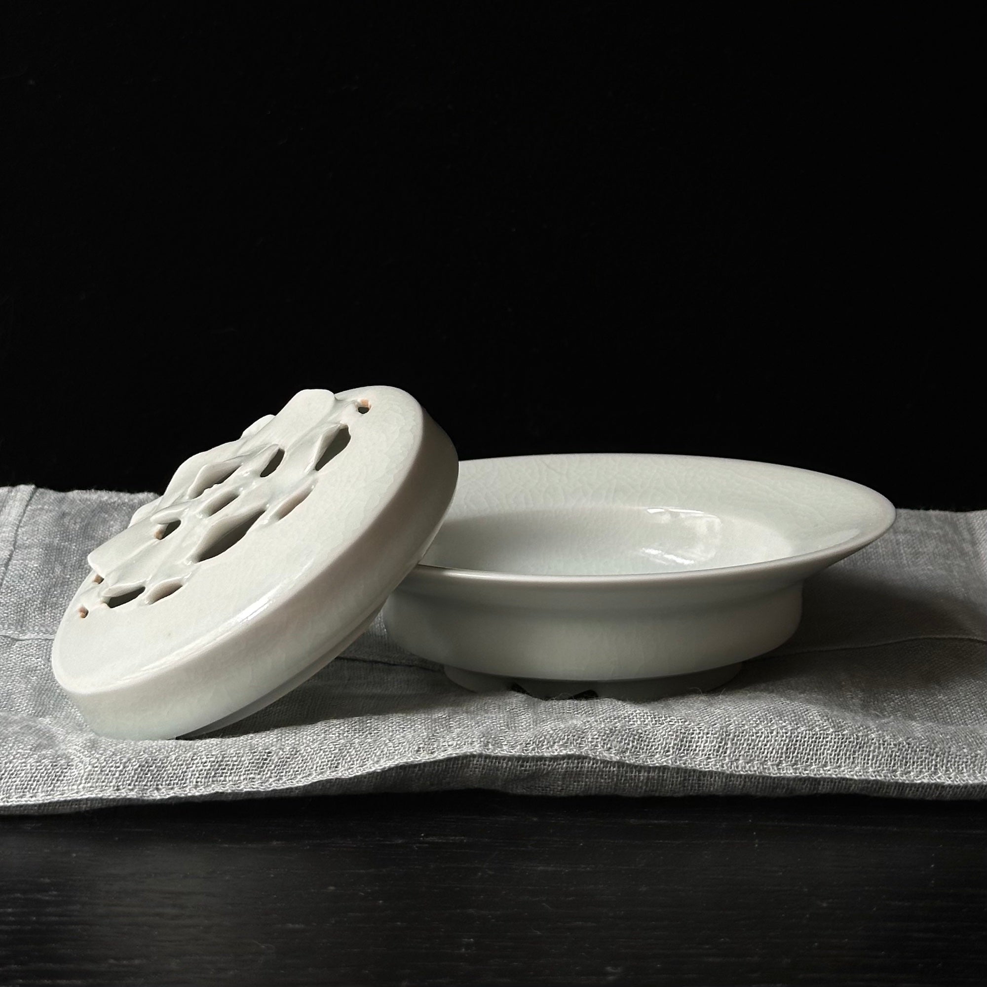 Brûle-encens en porcelaine blanche à décor de pivoine de Kyunghee Shin