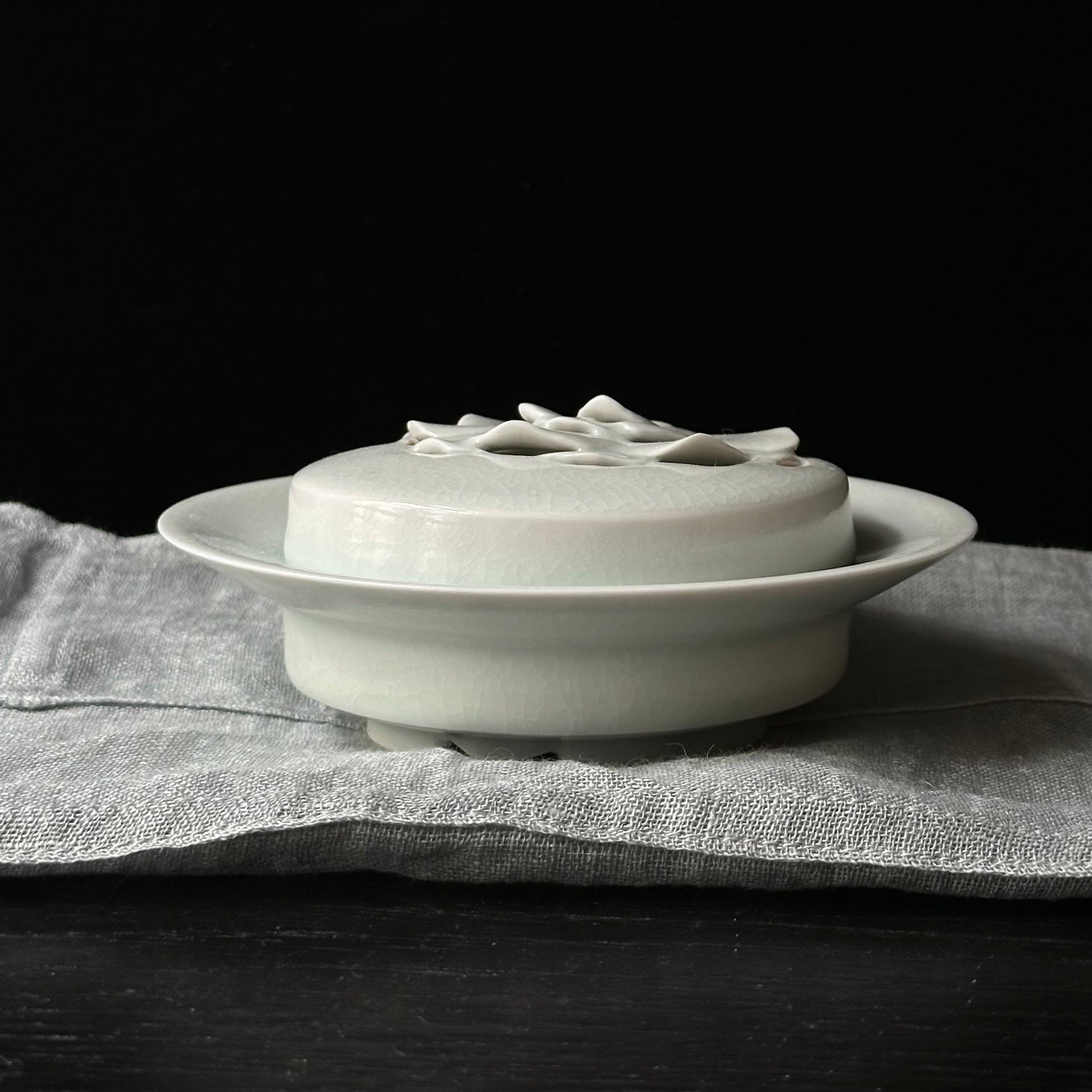 Porte-encens en porcelaine blanche à décor de pivoine de Kyunghee Shin