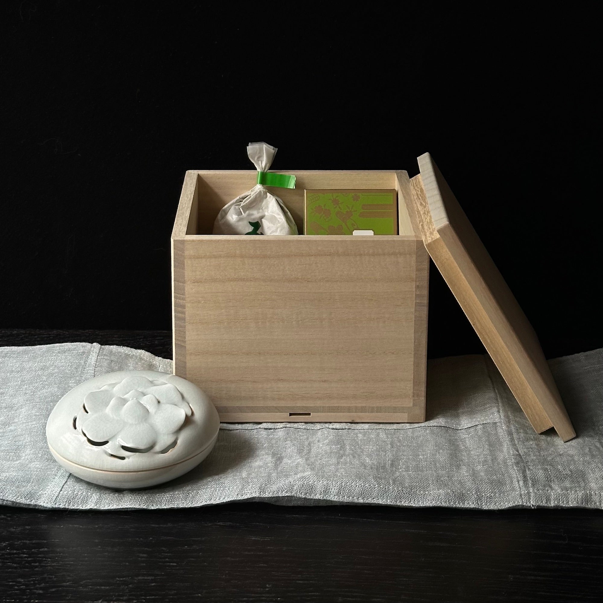 Brûle-encens en porcelaine blanche à décor de pivoine de Kyunghee Shin