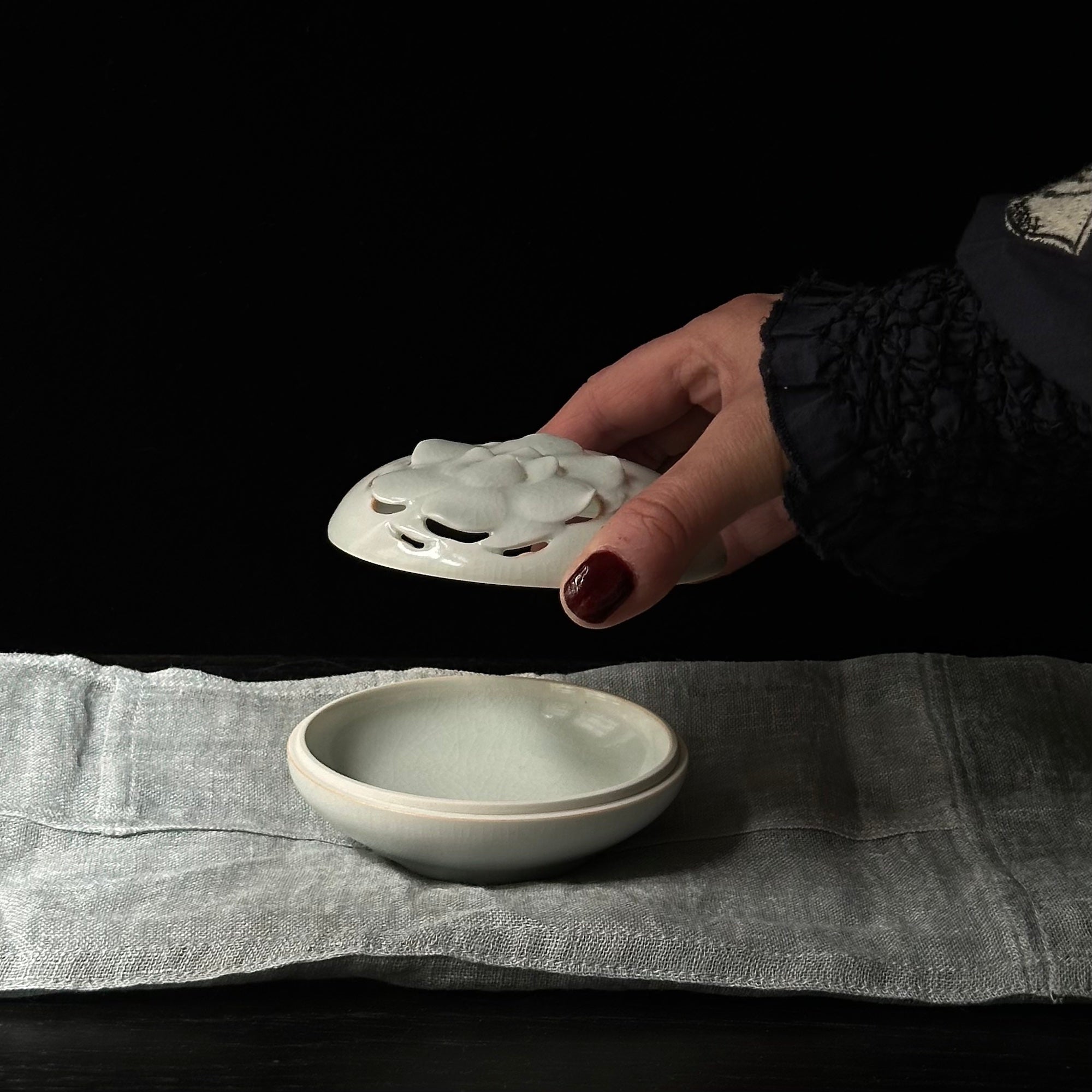 Brûle-encens en porcelaine blanche à décor de pivoine de Kyunghee Shin