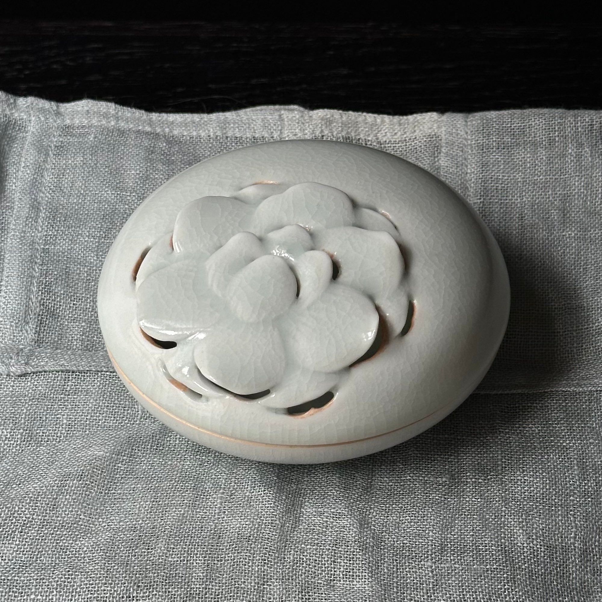 Porte-encens en porcelaine blanche à décor de pivoine de Kyunghee Shin