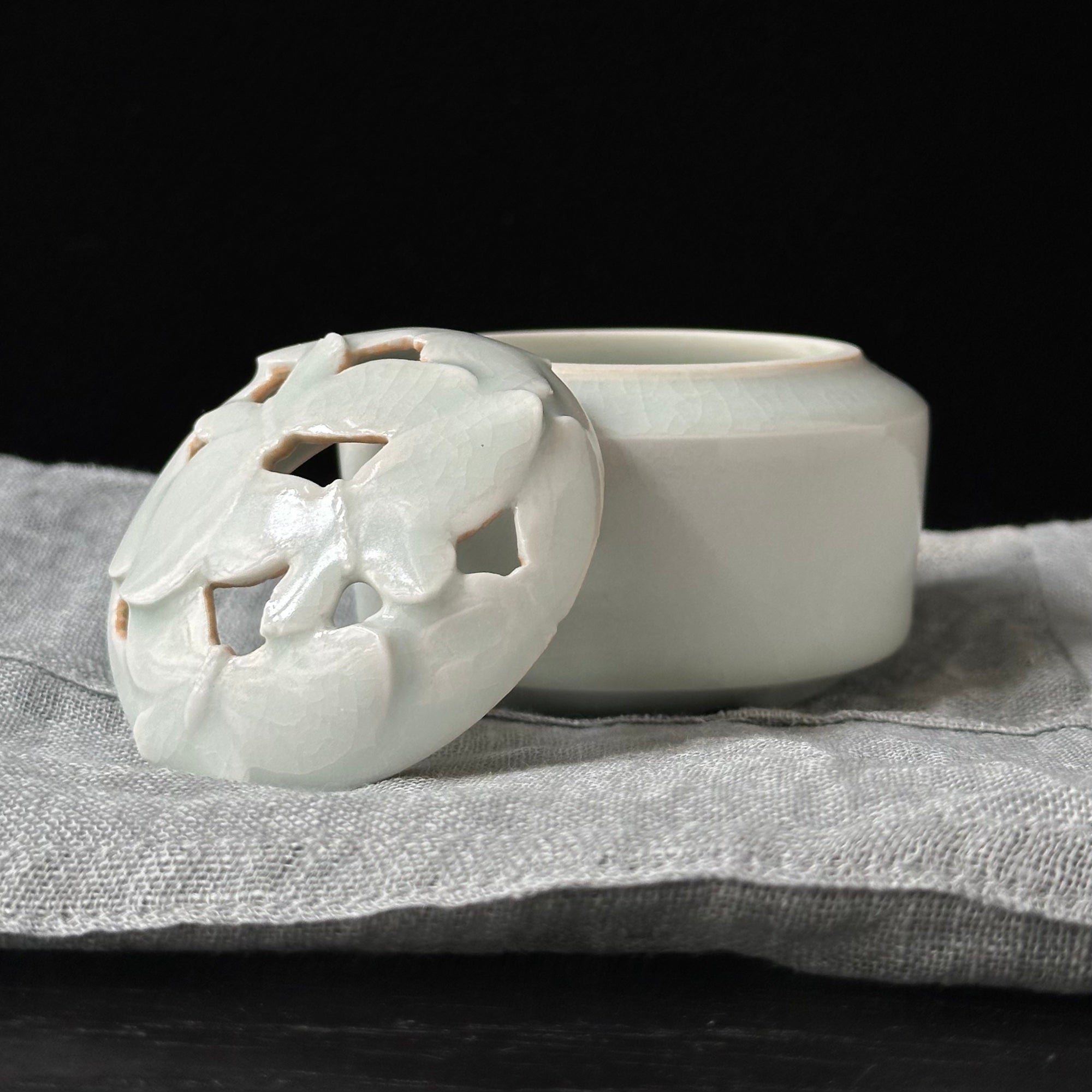 Porte-encens en porcelaine blanche à décor de papillons de Kyunghee Shin