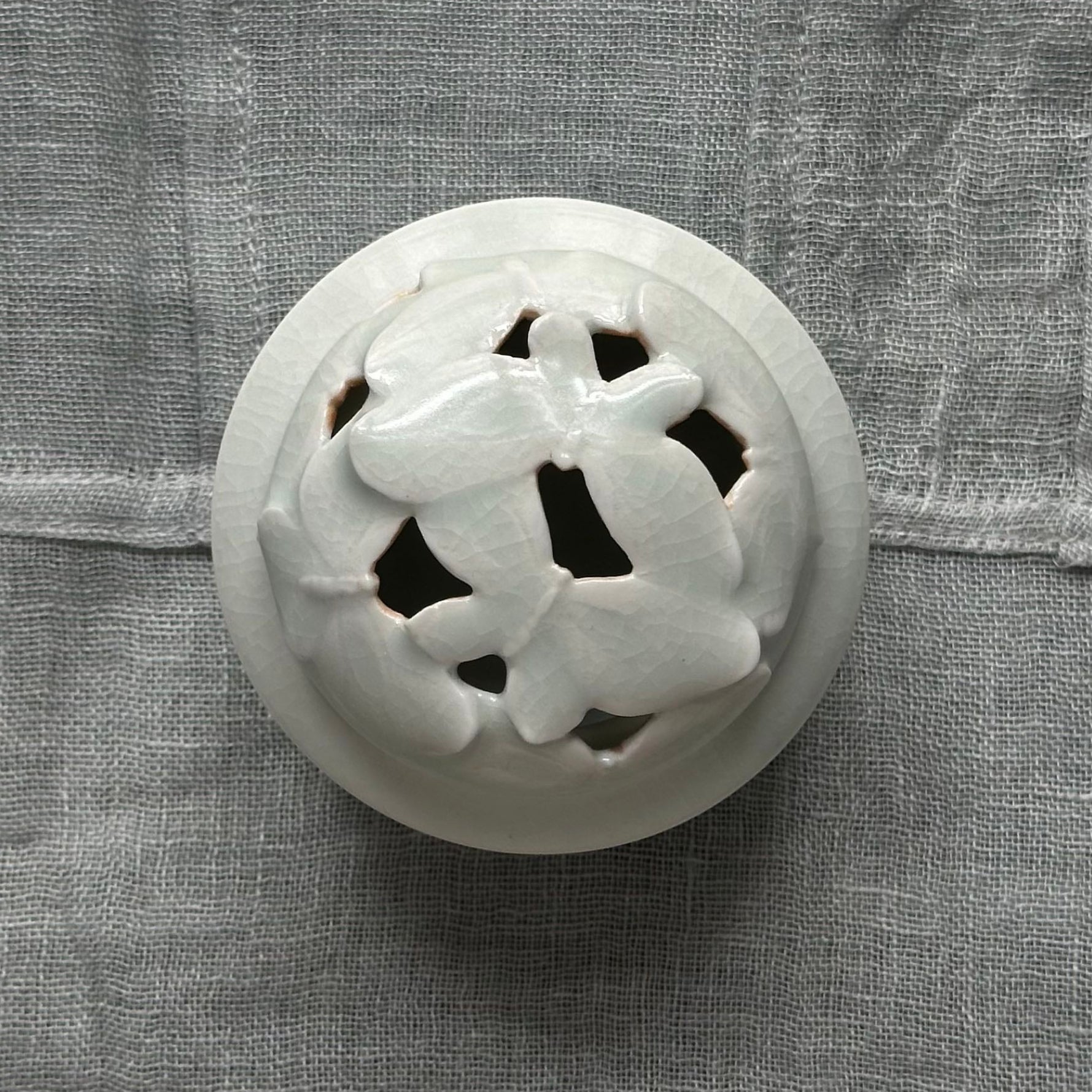 Porte-encens en porcelaine blanche à décor de papillons de Kyunghee Shin