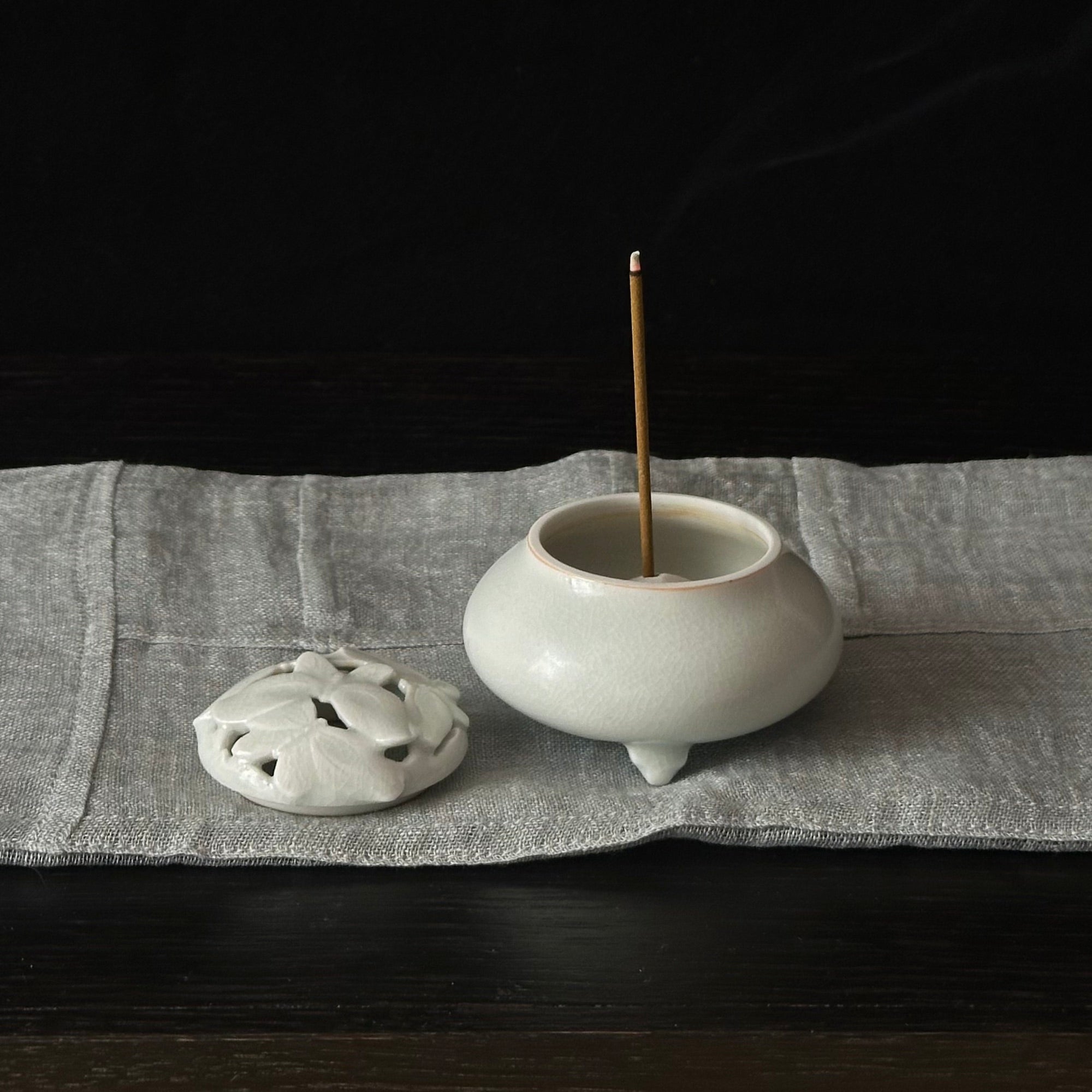 Brûle-encens en porcelaine blanche à décor de papillons de Kyunghee Shin